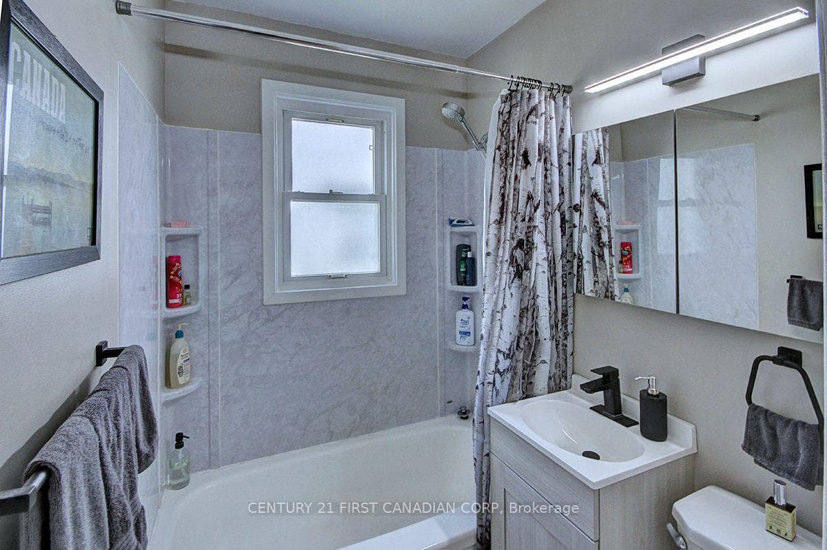 396 Avondale Road photo 12
