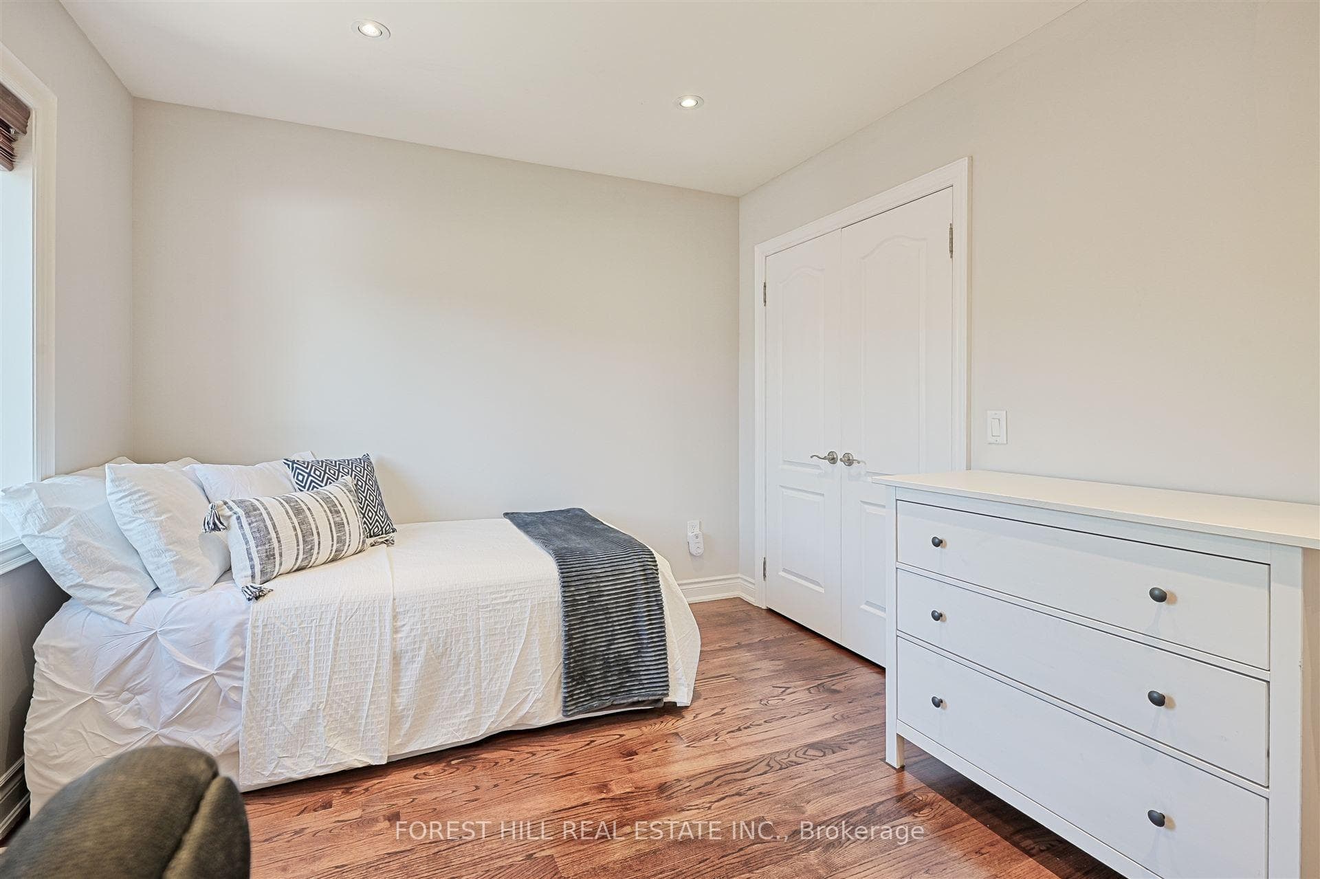 16 Chambers Avenue photo 20