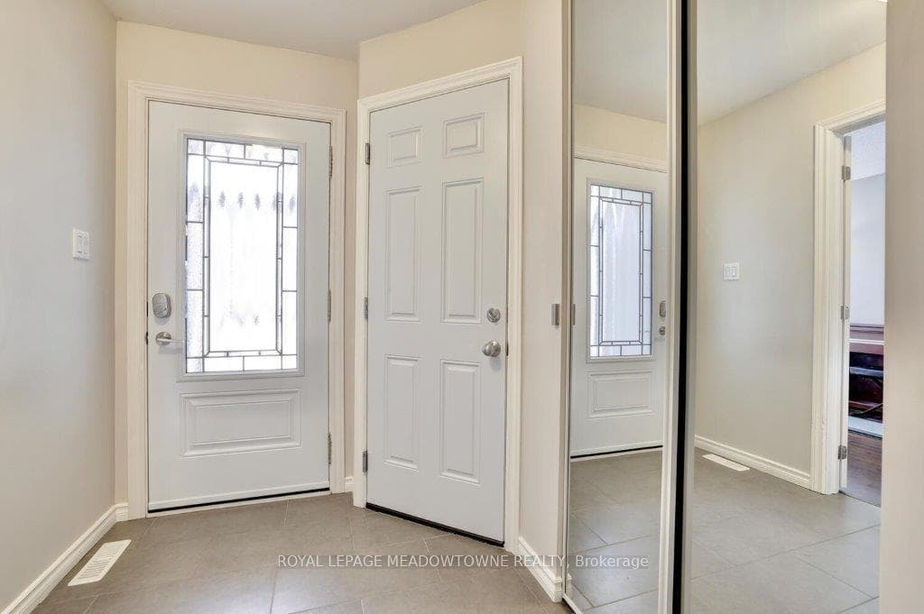 3133 Cantelon Crescent photo 5