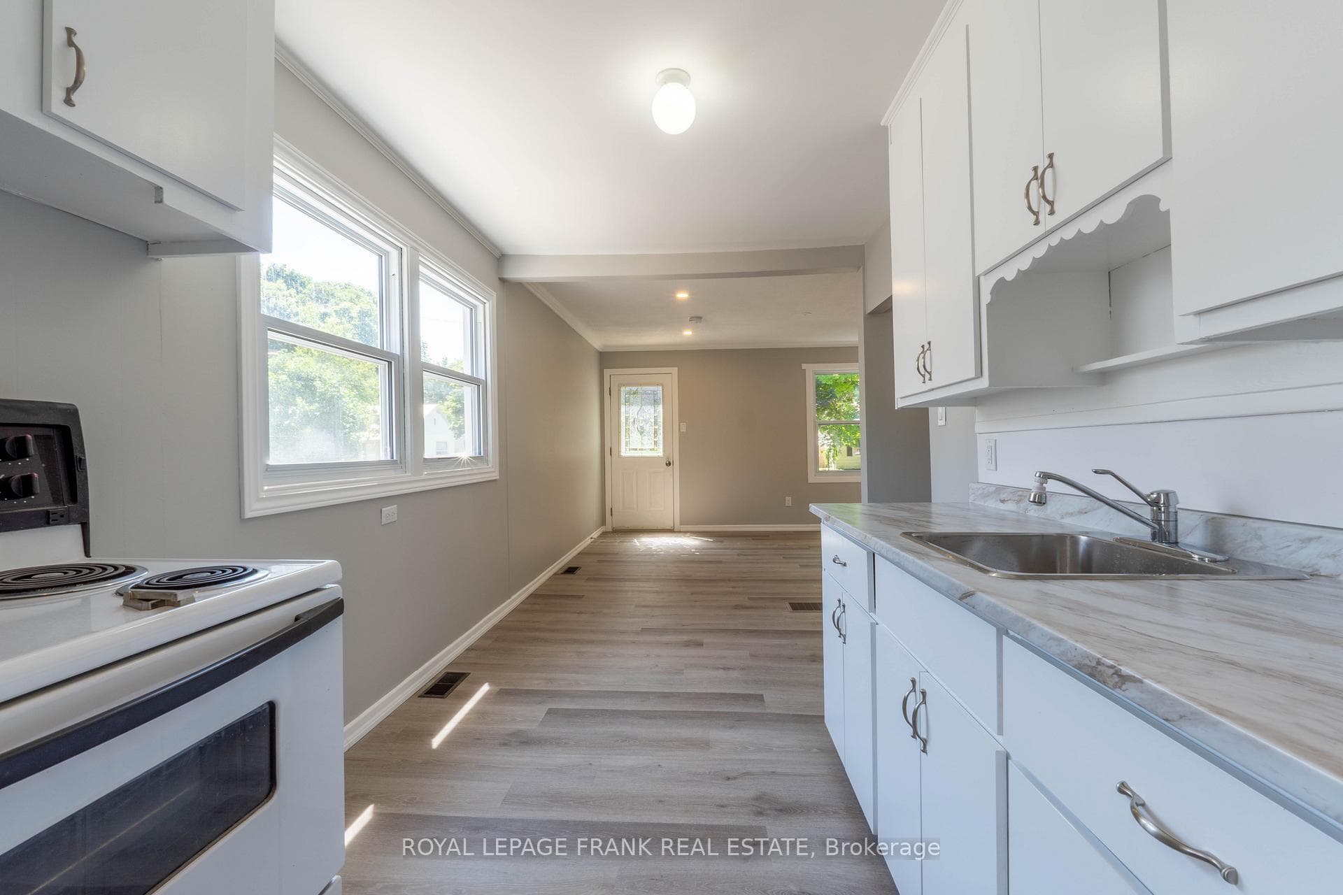 14 Churchill Crescent photo 8