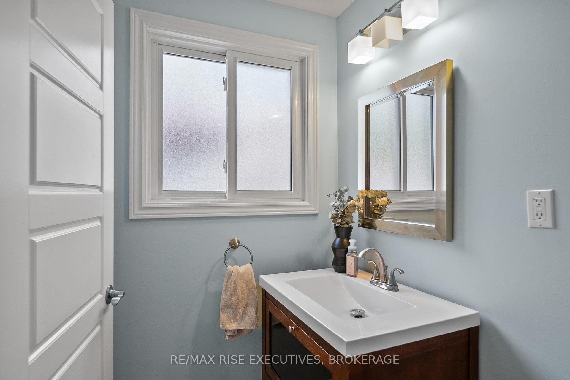 693 Laidlaw Crescent photo 32