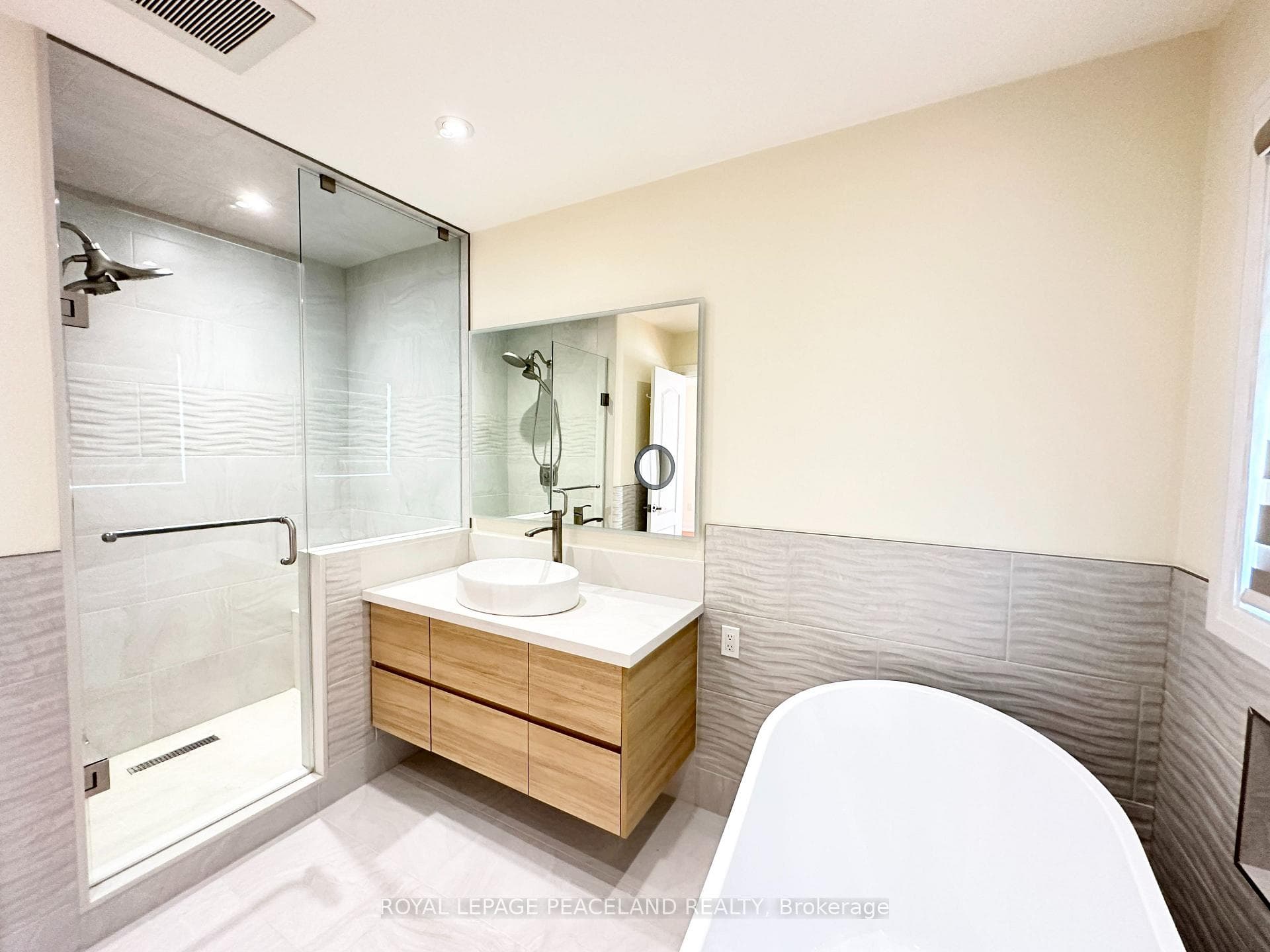 138 VISCOUNT Drive photo 33