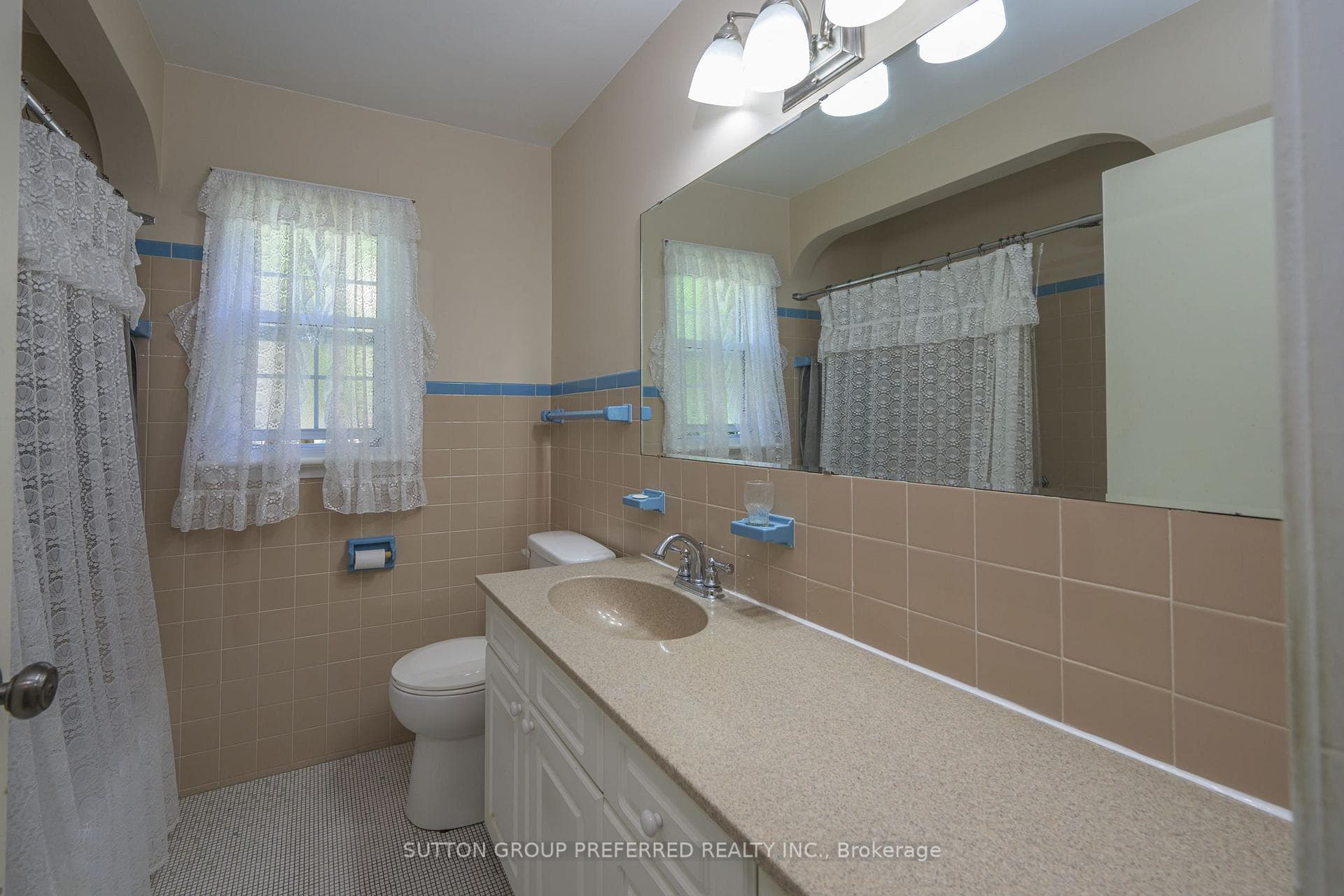415 Victoria Street photo 26