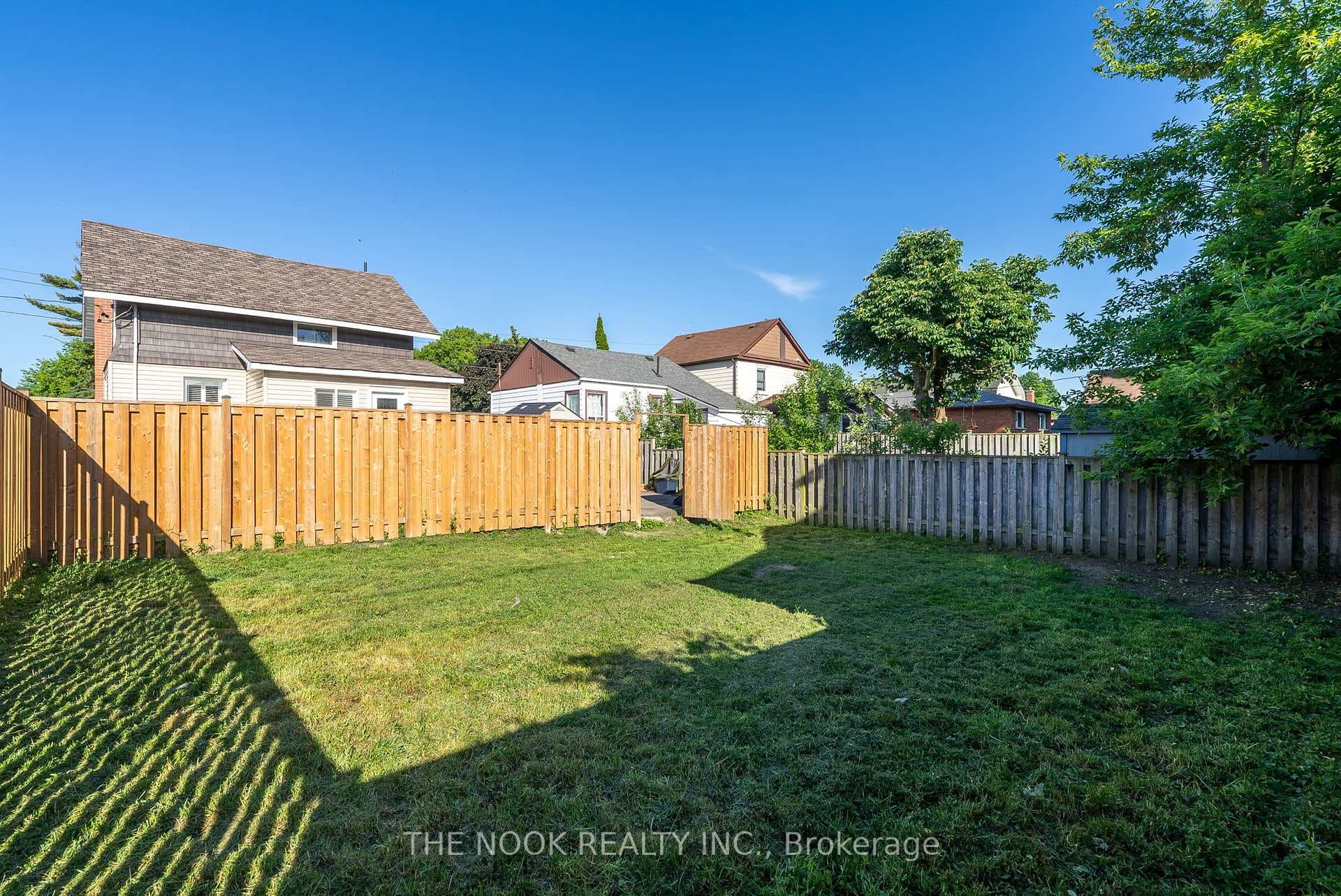 182 Oshawa Boulevard photo 35