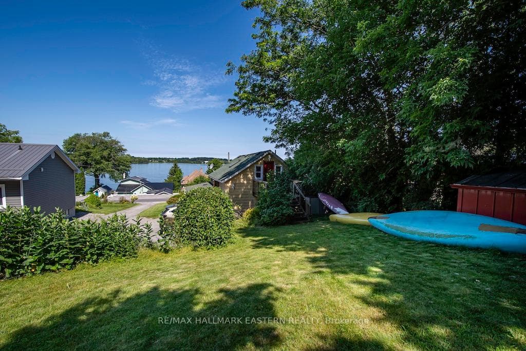805 Simcoe Street photo 25