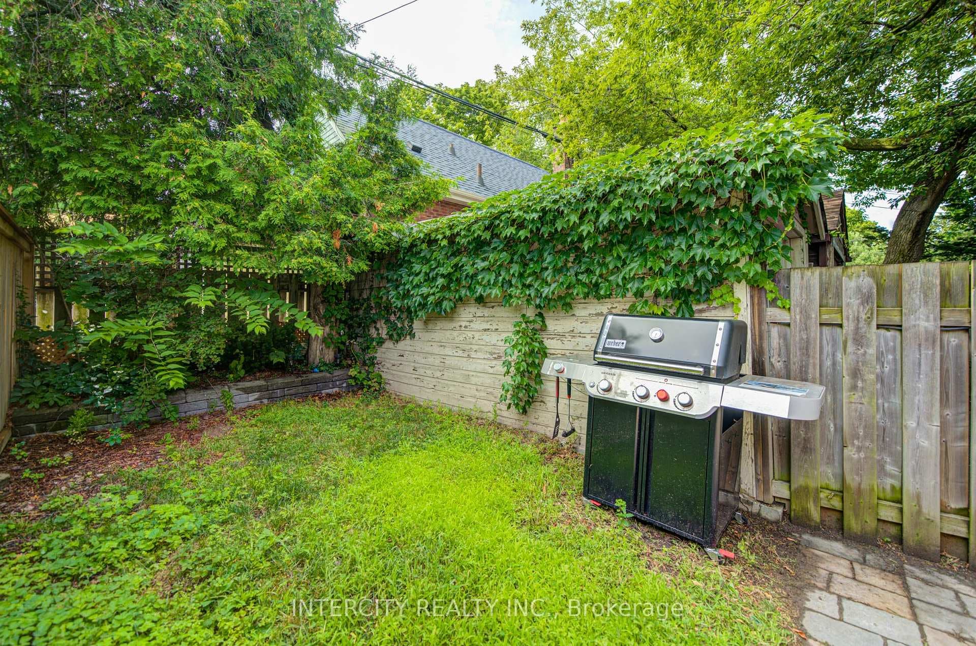 256 Blantyre Avenue photo 44