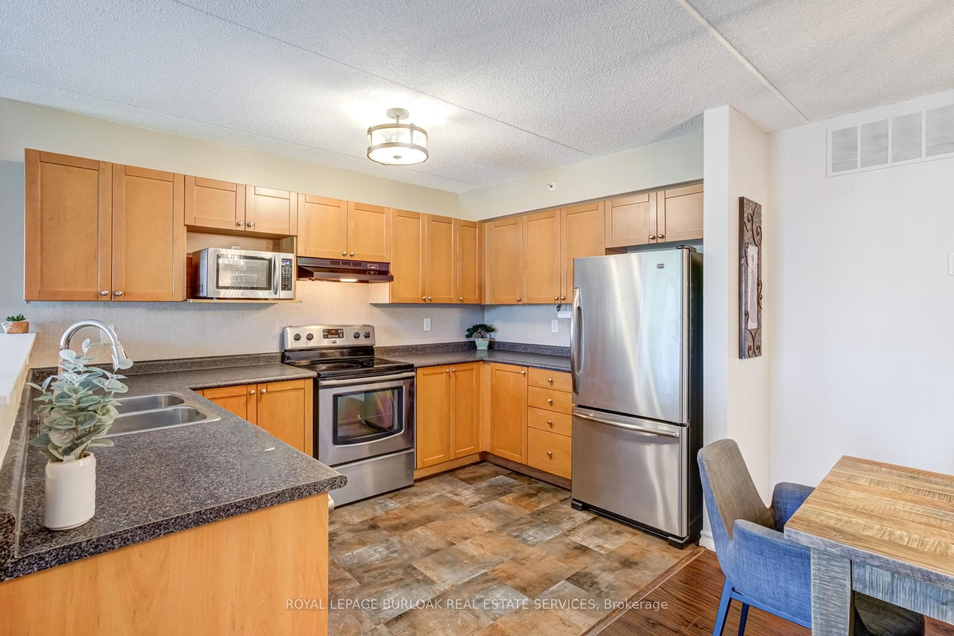 2085 Appleby Line Unit 313 photo 4