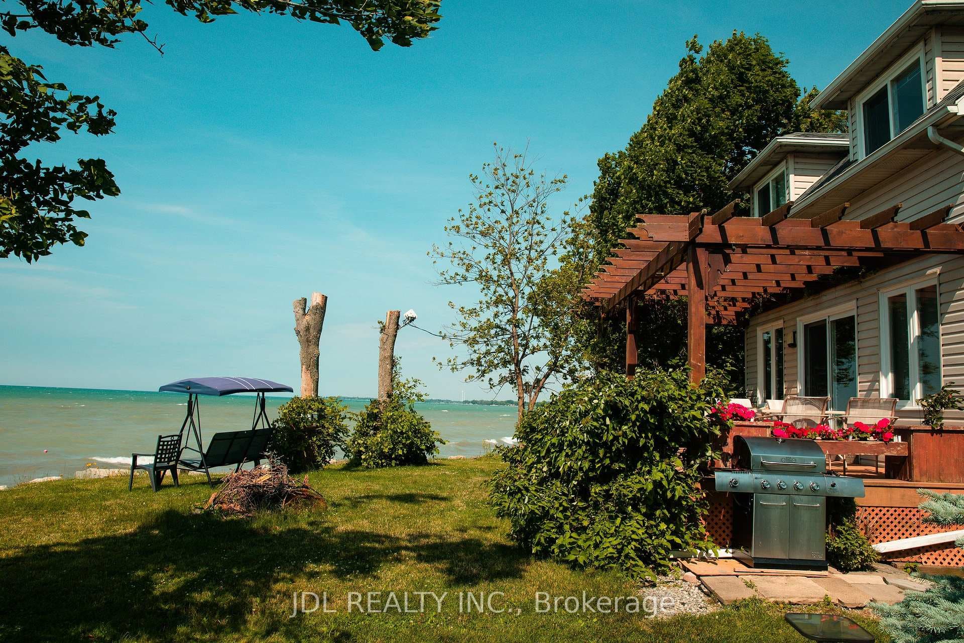 3188 Lakeshore Road photo 1