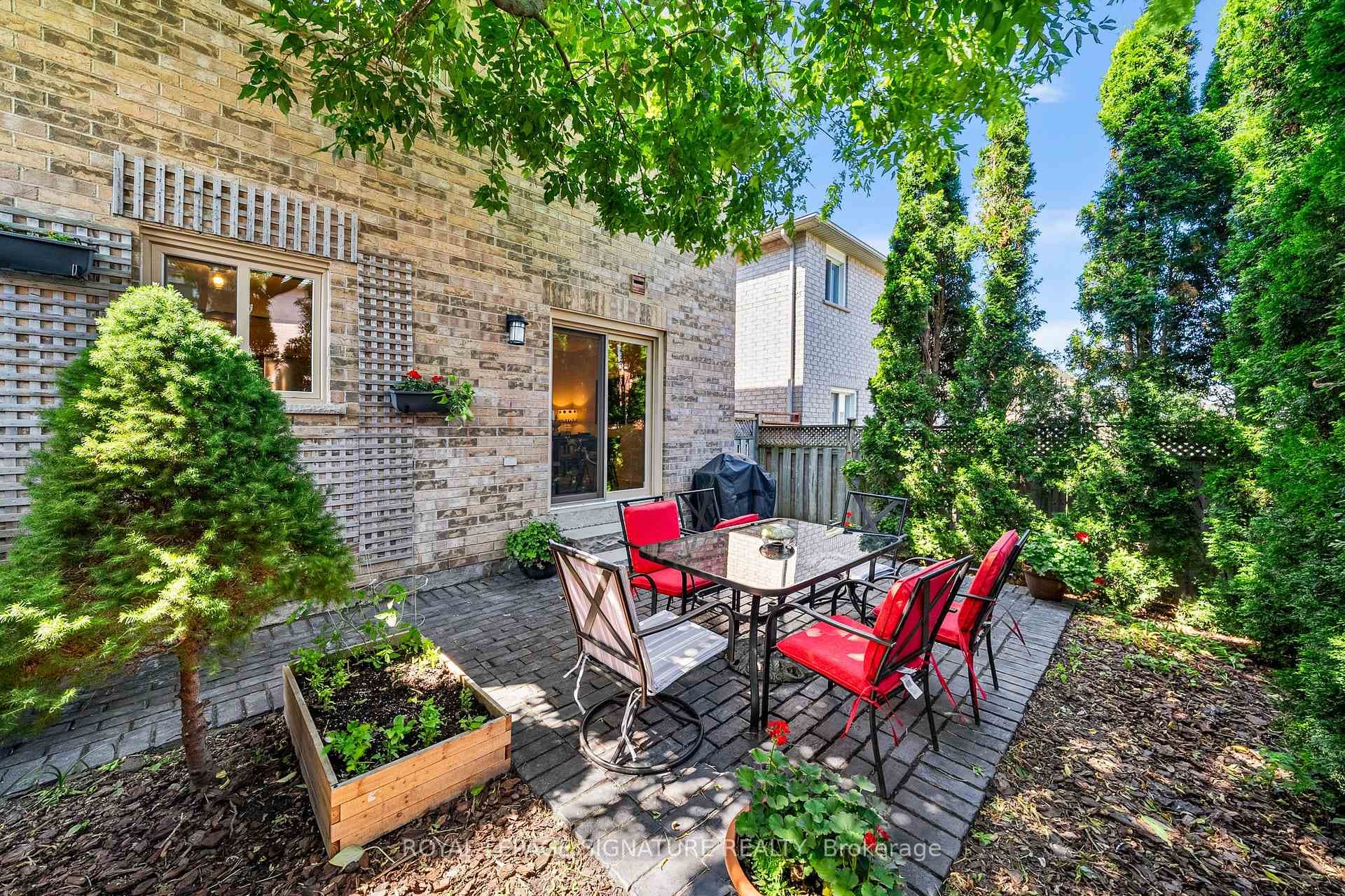 22 Grasslands Avenue photo 3