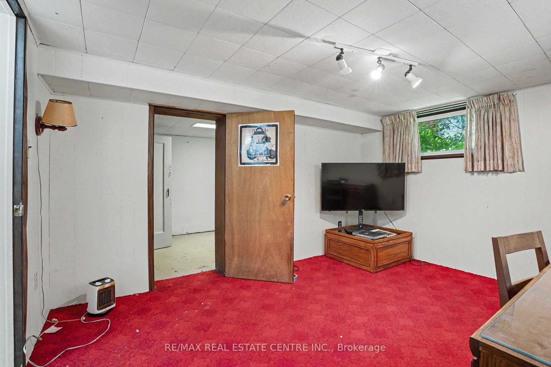 2068 Wellington Avenue photo 30
