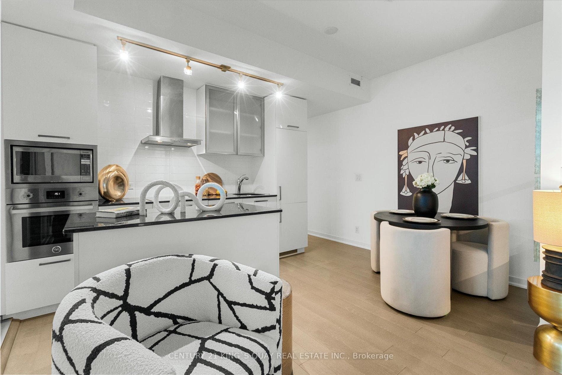PERFECT LAYOUT FOR LIVING AND HOSTING FRIENDS