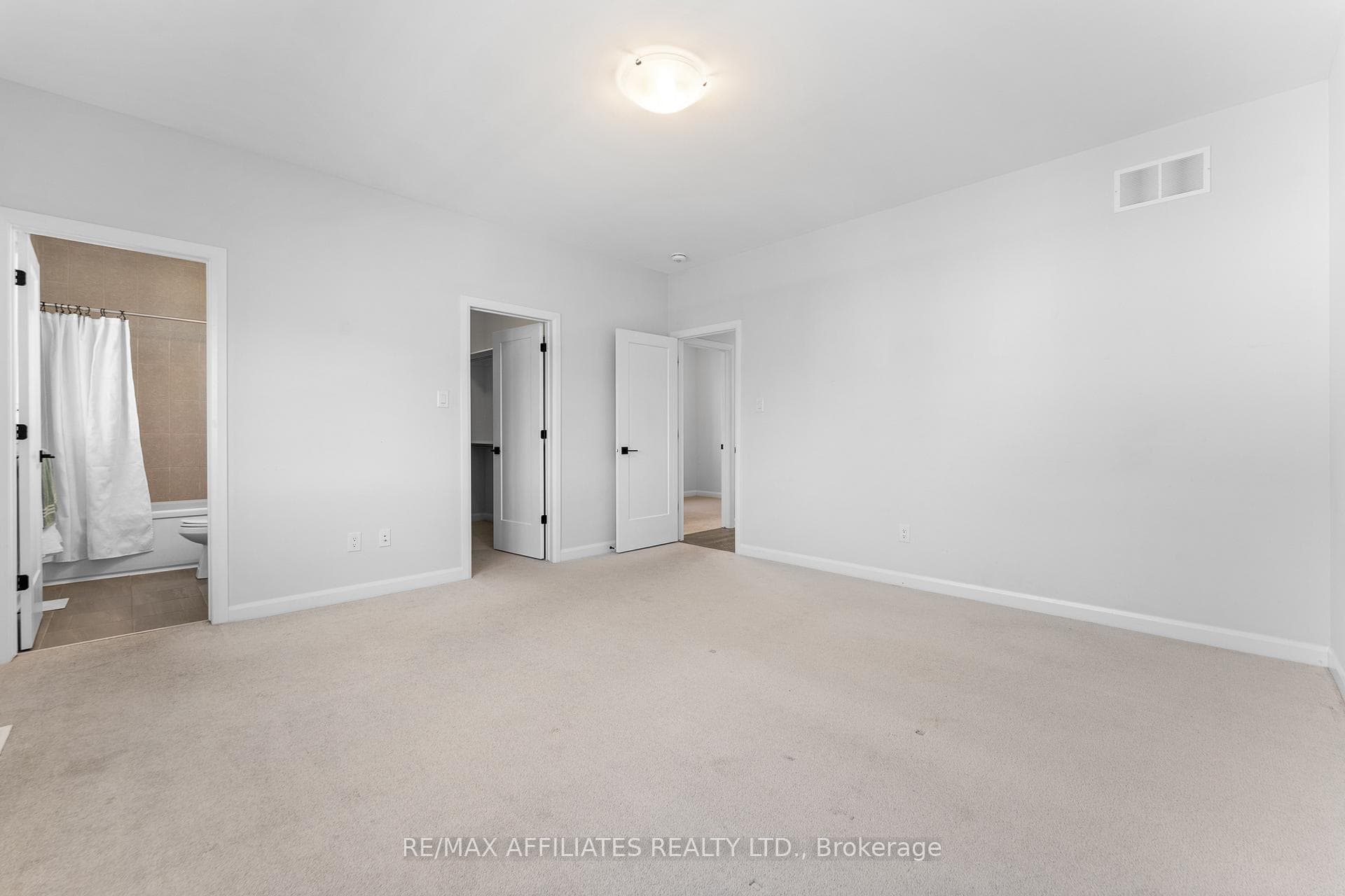 Spacious Primary Bedrm w/Large WIC & 4PC Ensuite