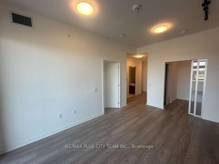 1285 Dupont Street Unit 607 photo 4