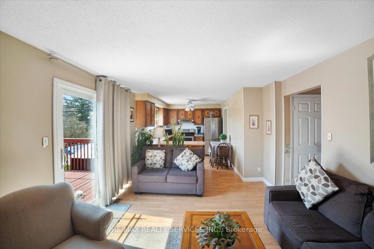 64 Mayfair Crescent photo 16