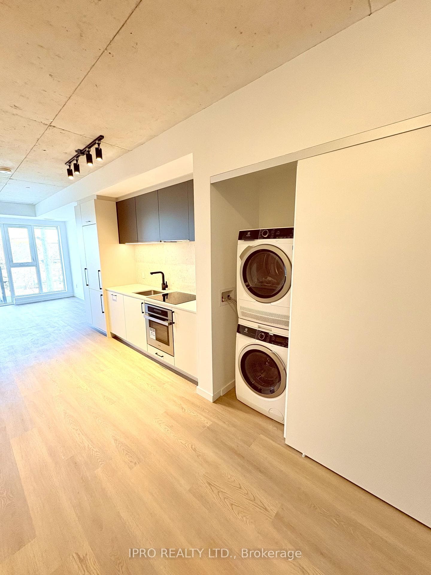 689 The Queensway N/A Unit 515 photo 6