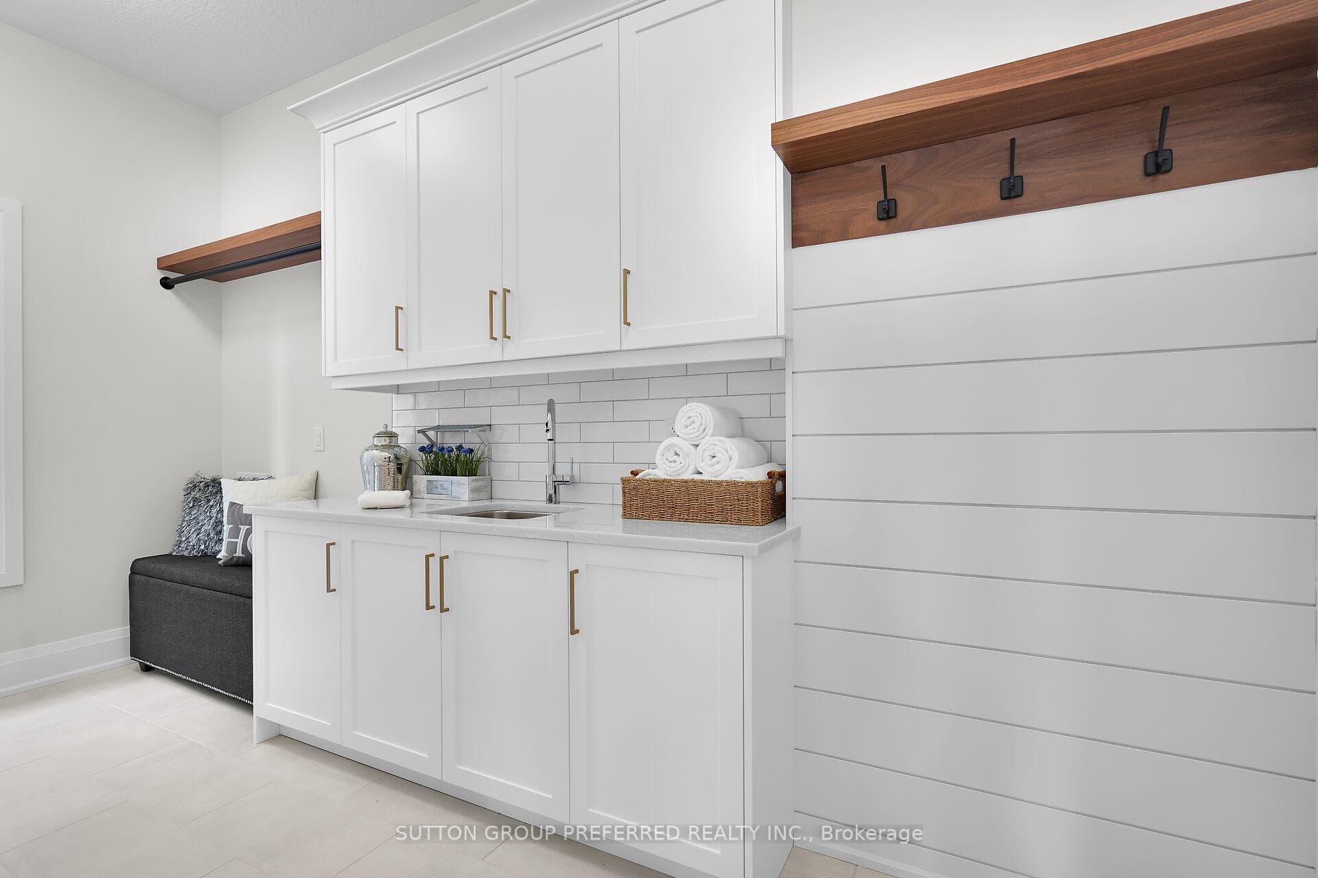 MAIN FLOOR LAUNDRY/MUD ROOM