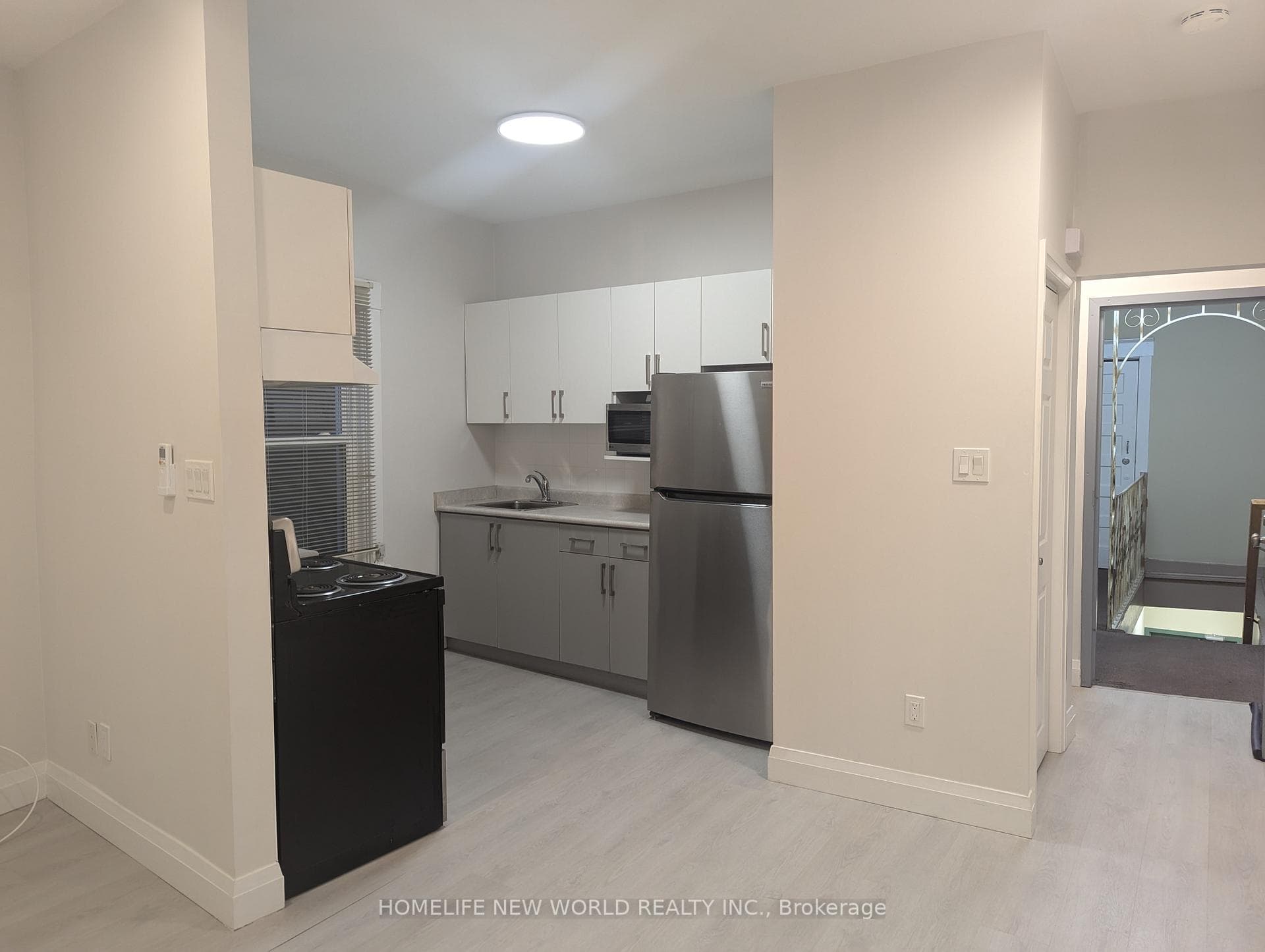 2218 Dundas Street Unit 2B photo 4