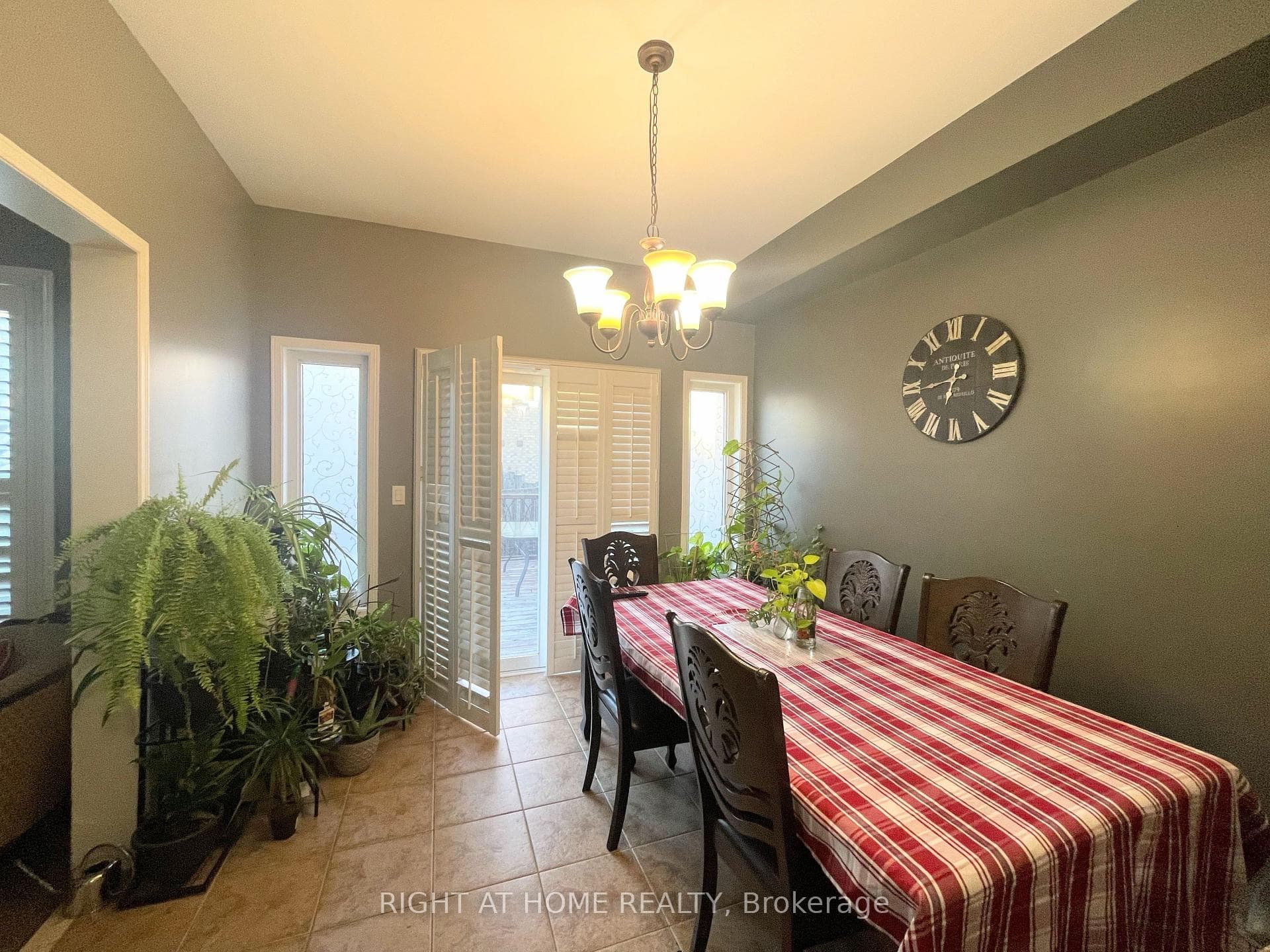 53 KNIGHTSWOOD Crescent photo 8