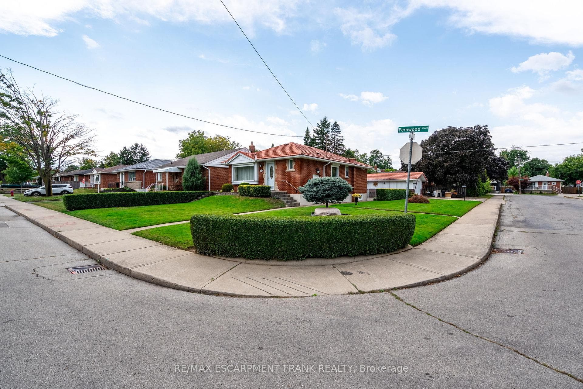 50 Fernwood Crescent photo 2