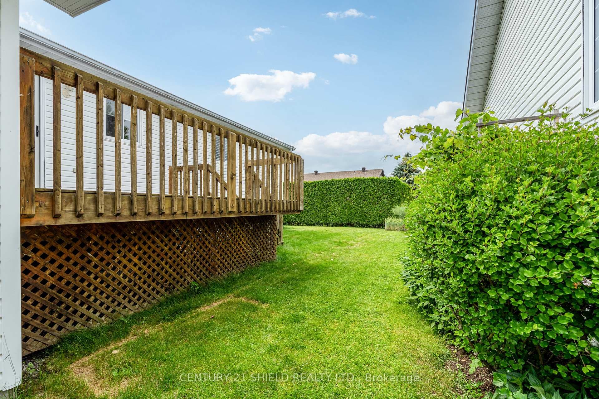 1861 Belvedere Crescent photo 9