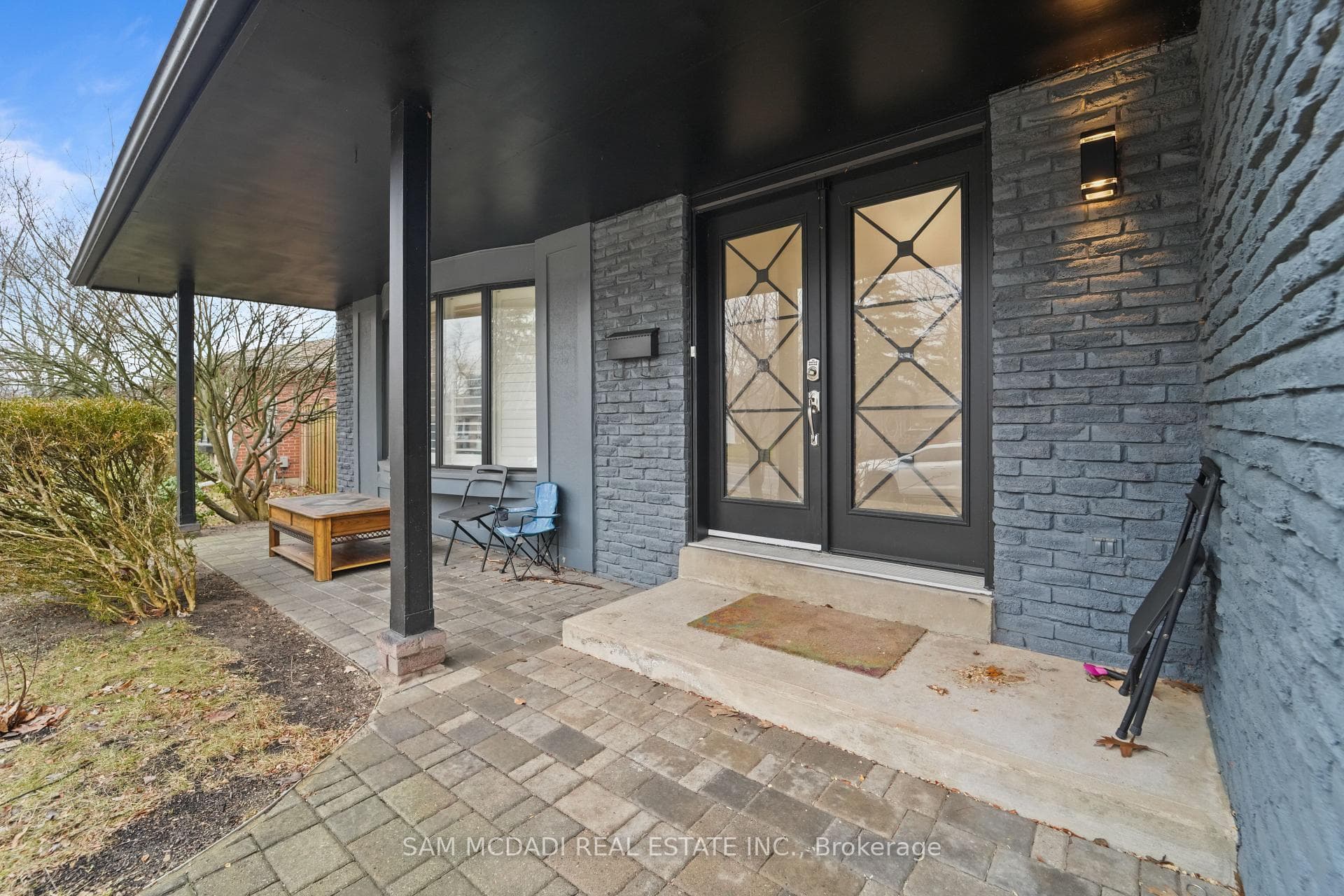 2290 Devon Road photo 2