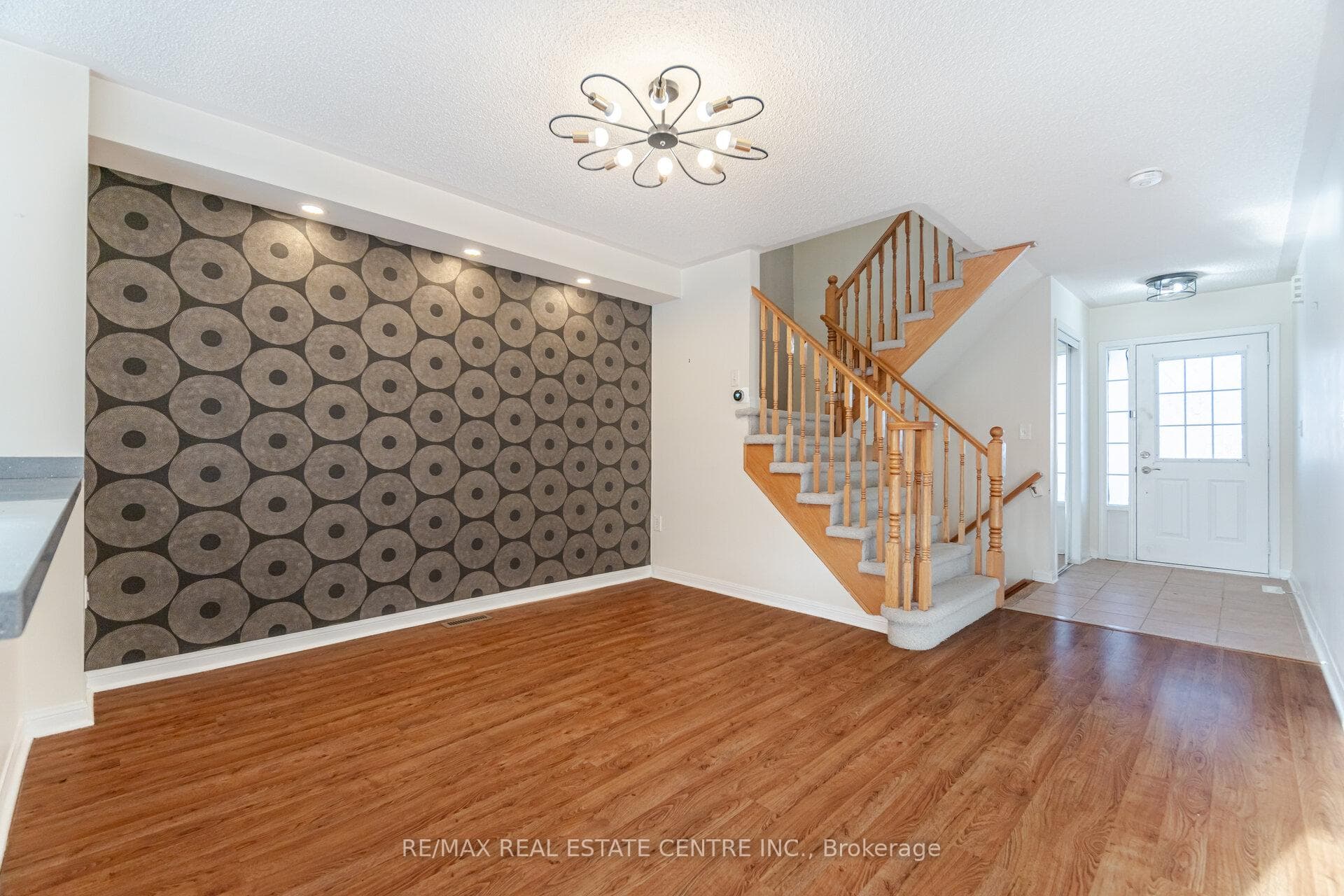454 Collis Court photo 6