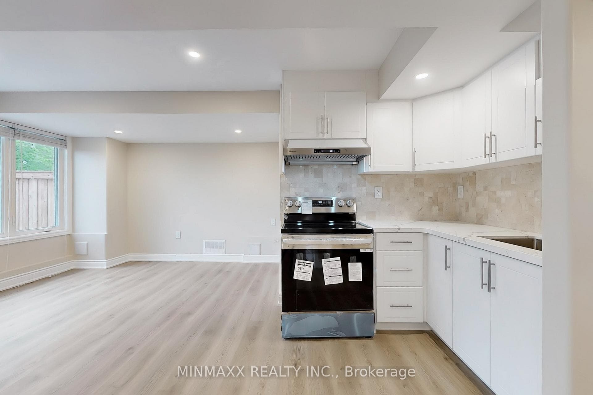 465 Thornborrow (2-Bed Walkout Bsmt Apt) Court photo 13