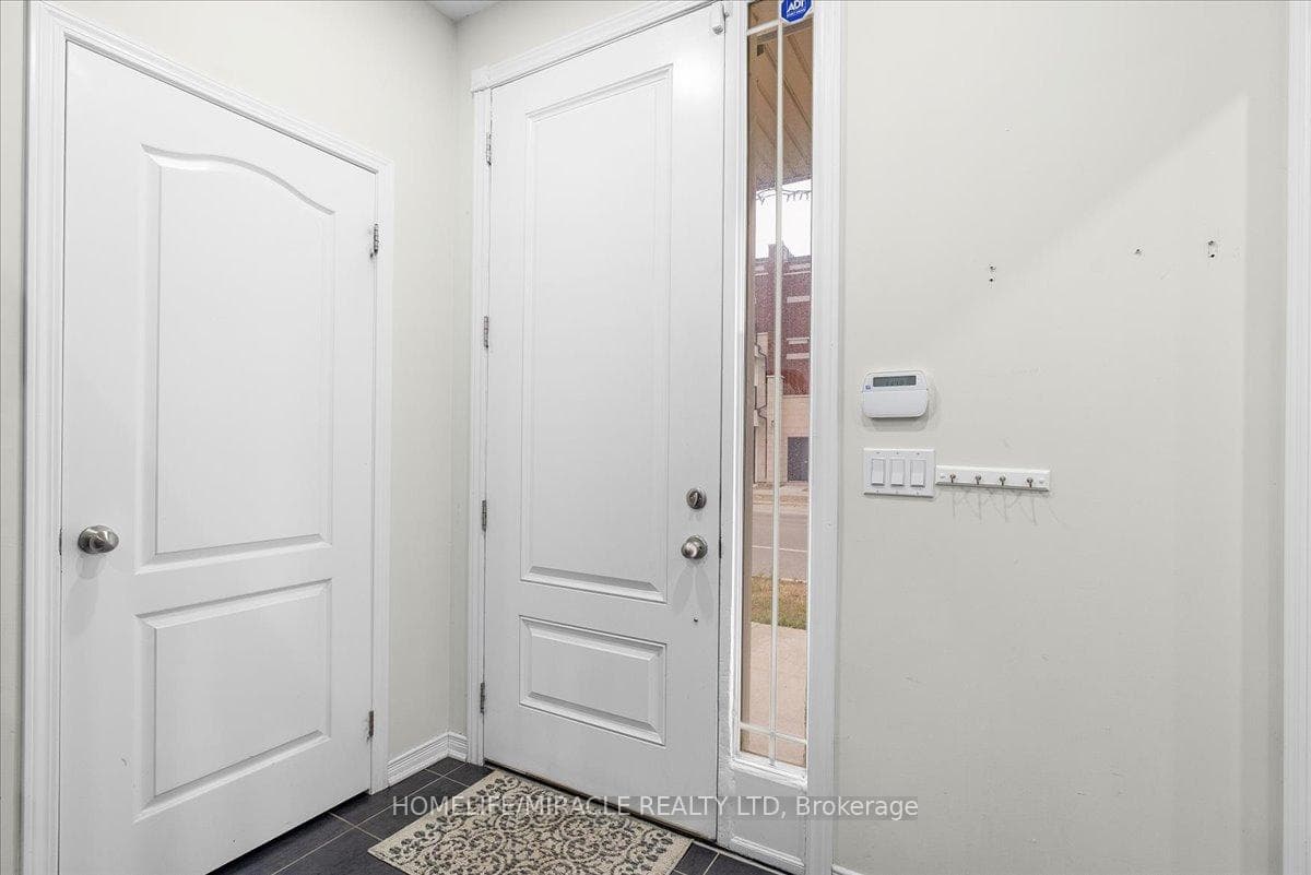 402 Dougall Avenue photo 5