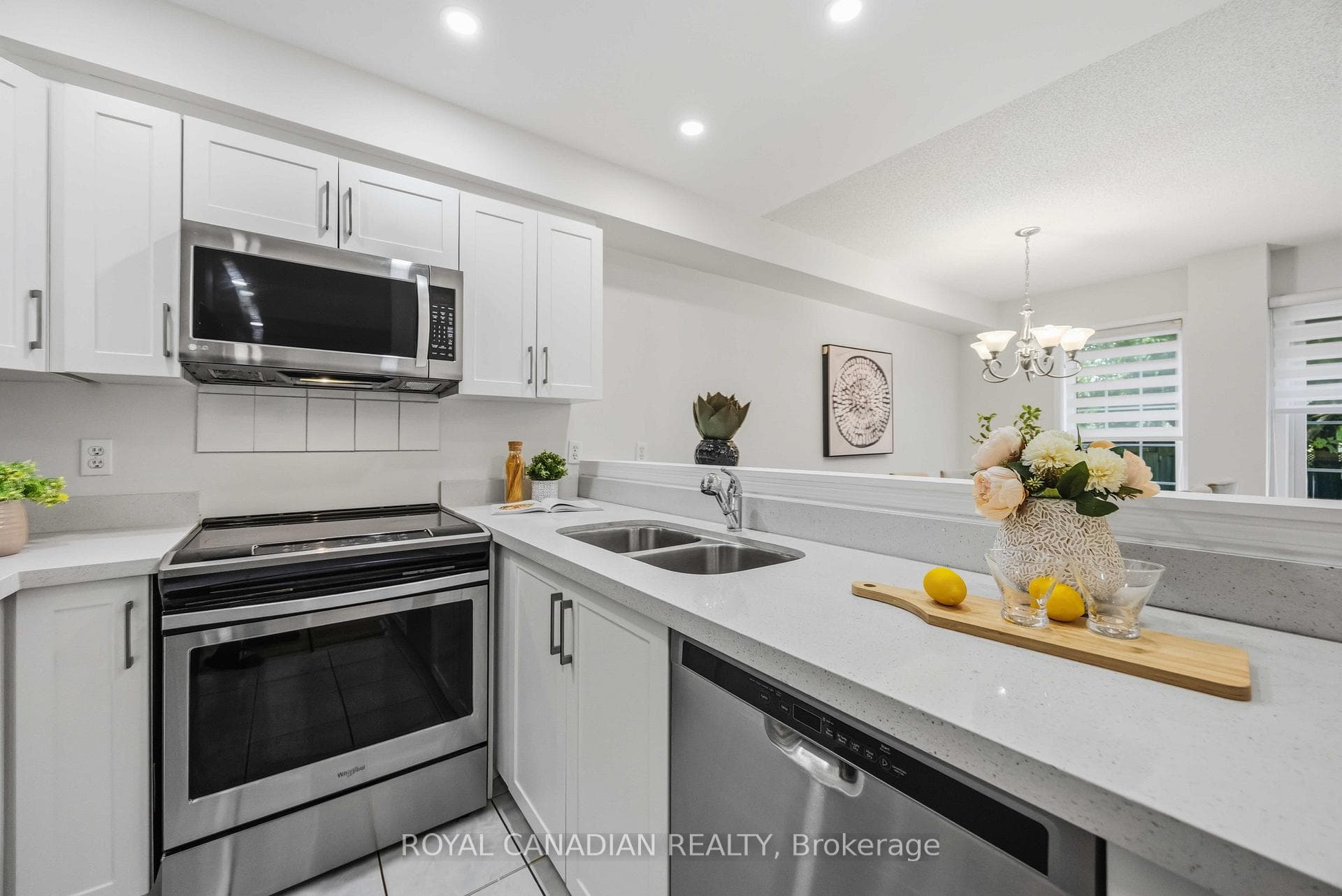 137 Stokely Crescent photo 25