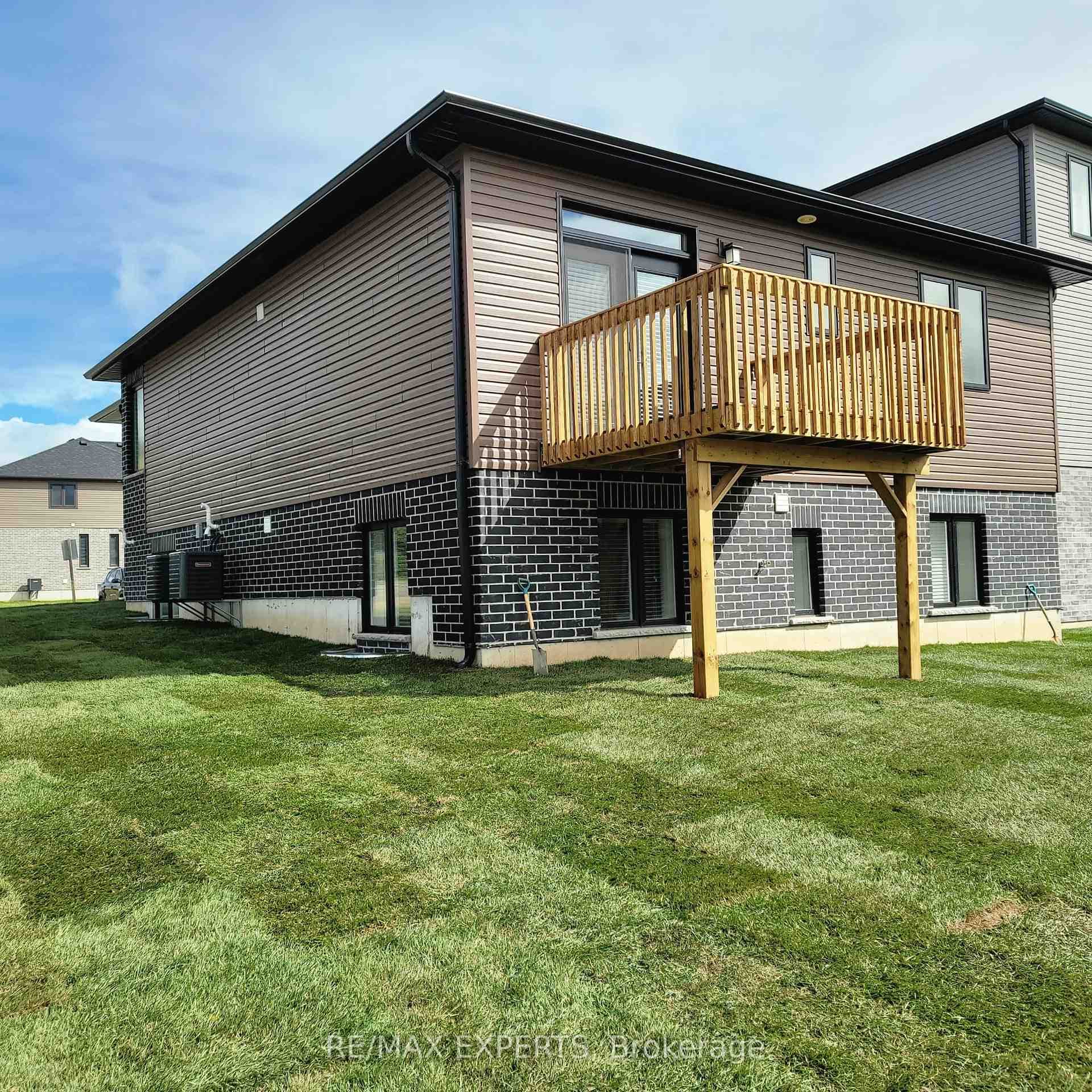 566 Fairway Road Unit Main photo 2