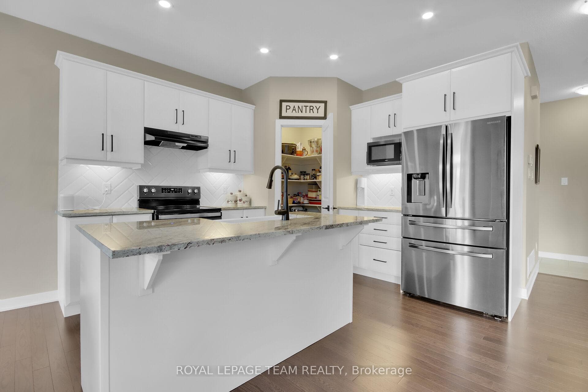 Upgraded kitchen w/soft close doors/drawers