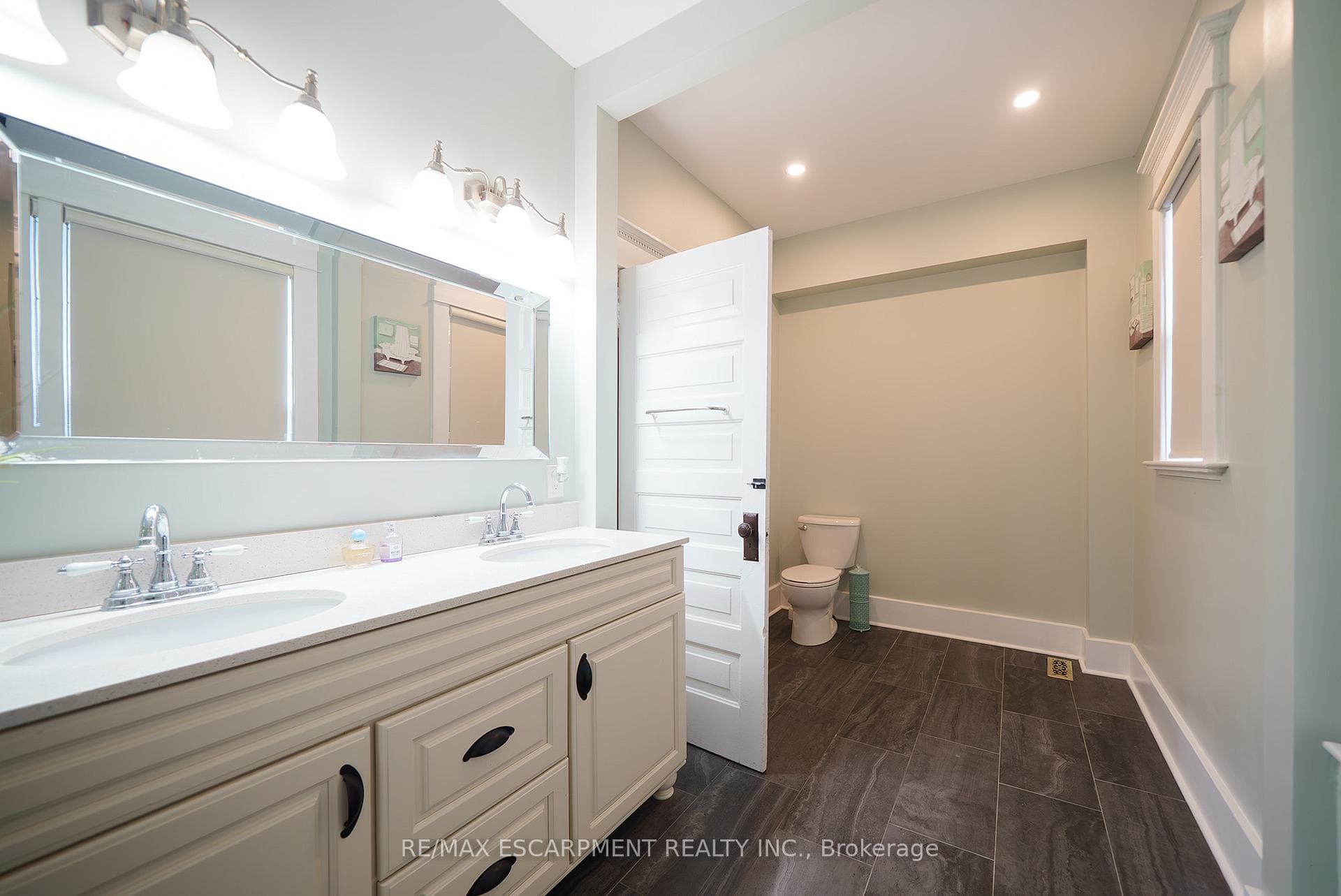 8 William Street photo 32