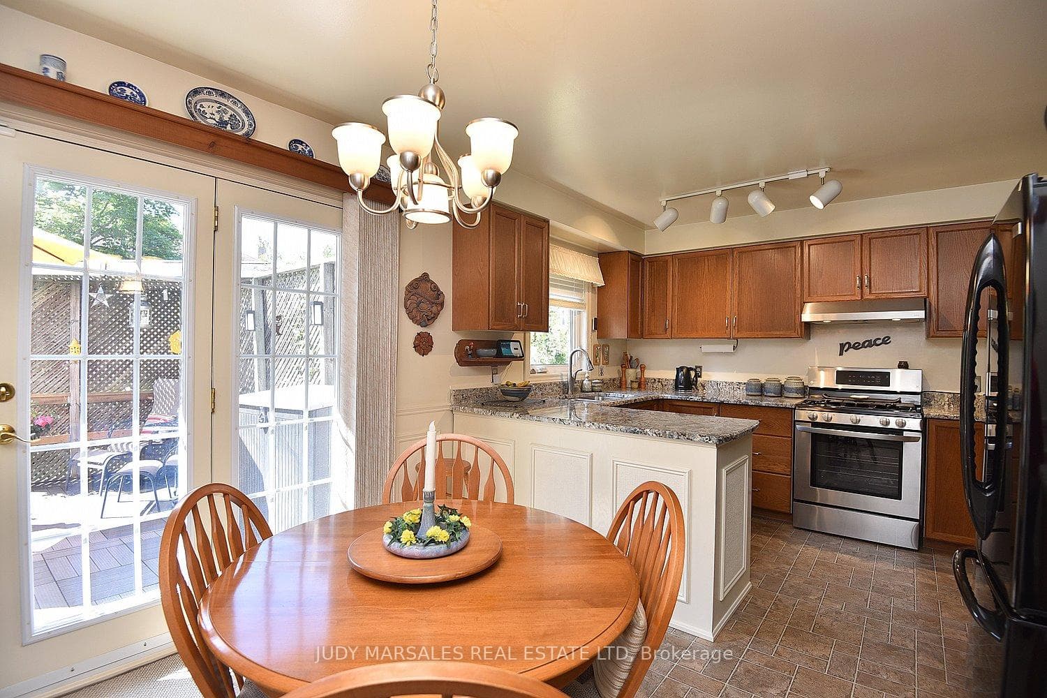 8 Lennard Crescent photo 15