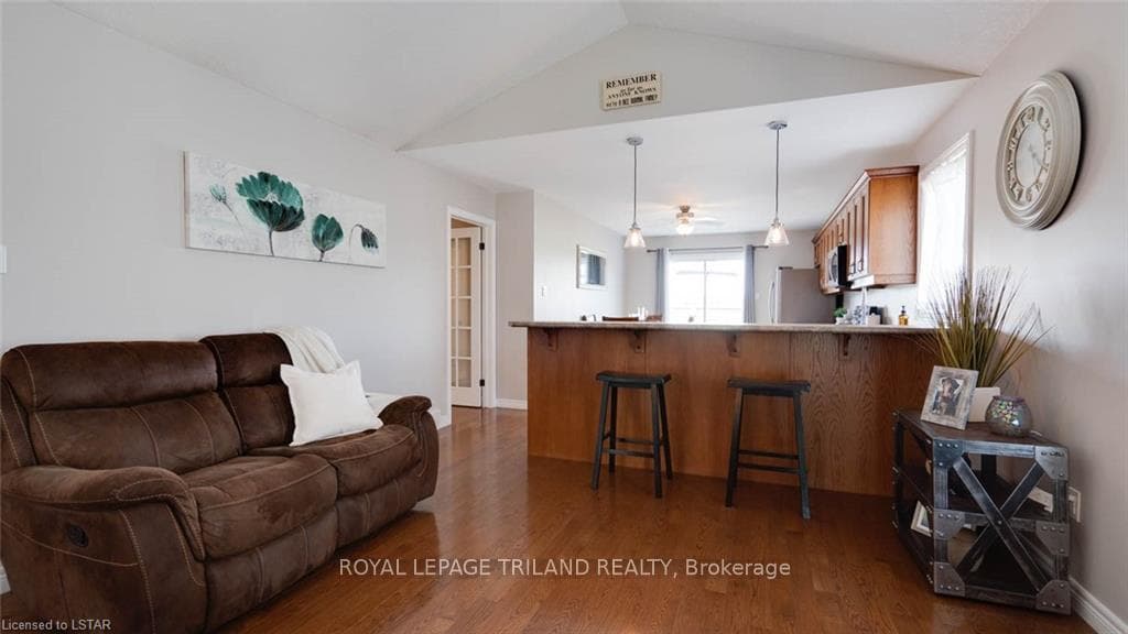 47 WILLOW Crescent photo 23