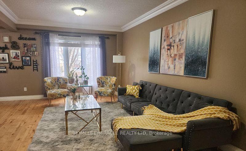 388 Thomas Slee Drive photo 2