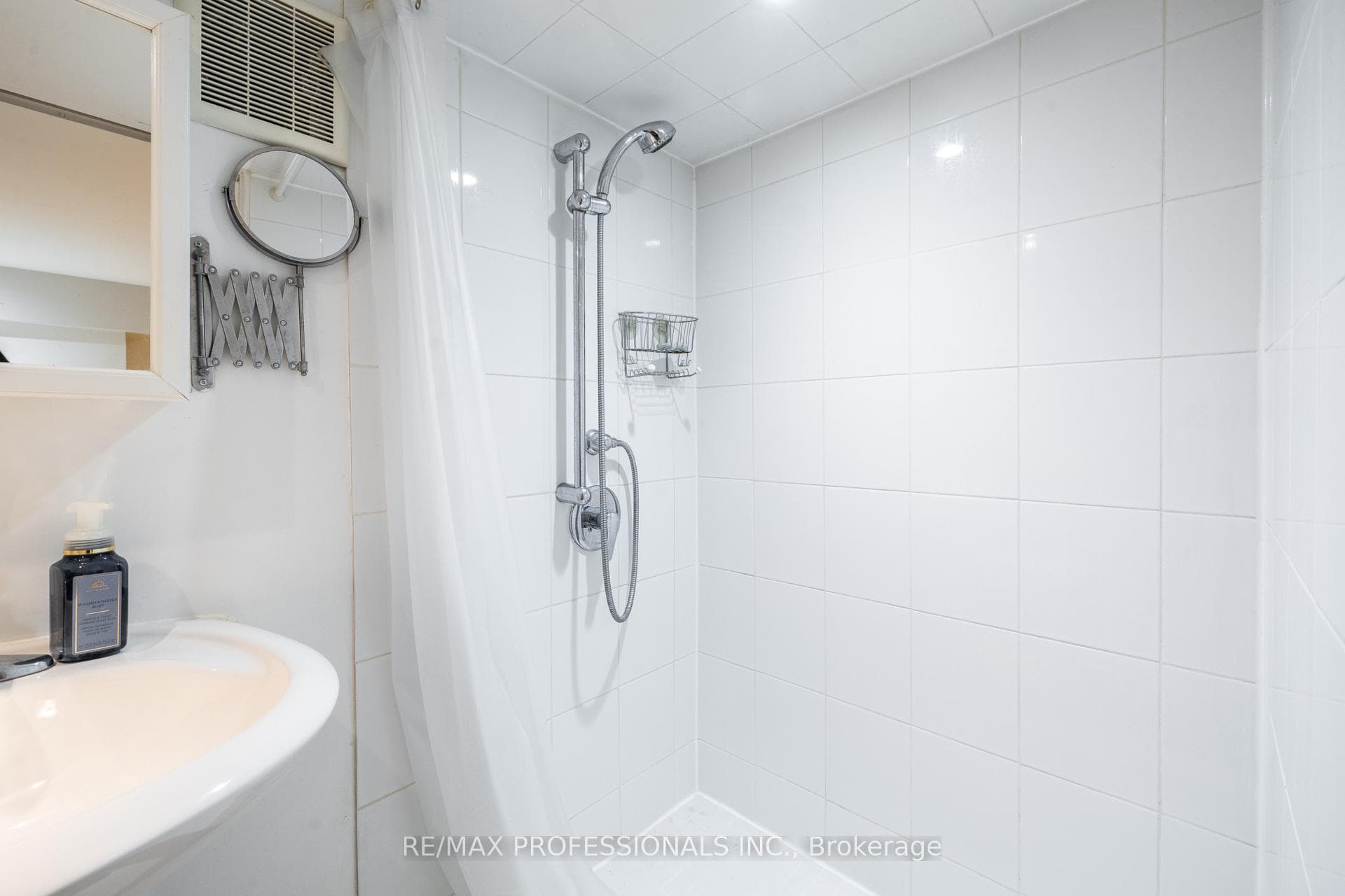 4625 Dundas Street photo 32
