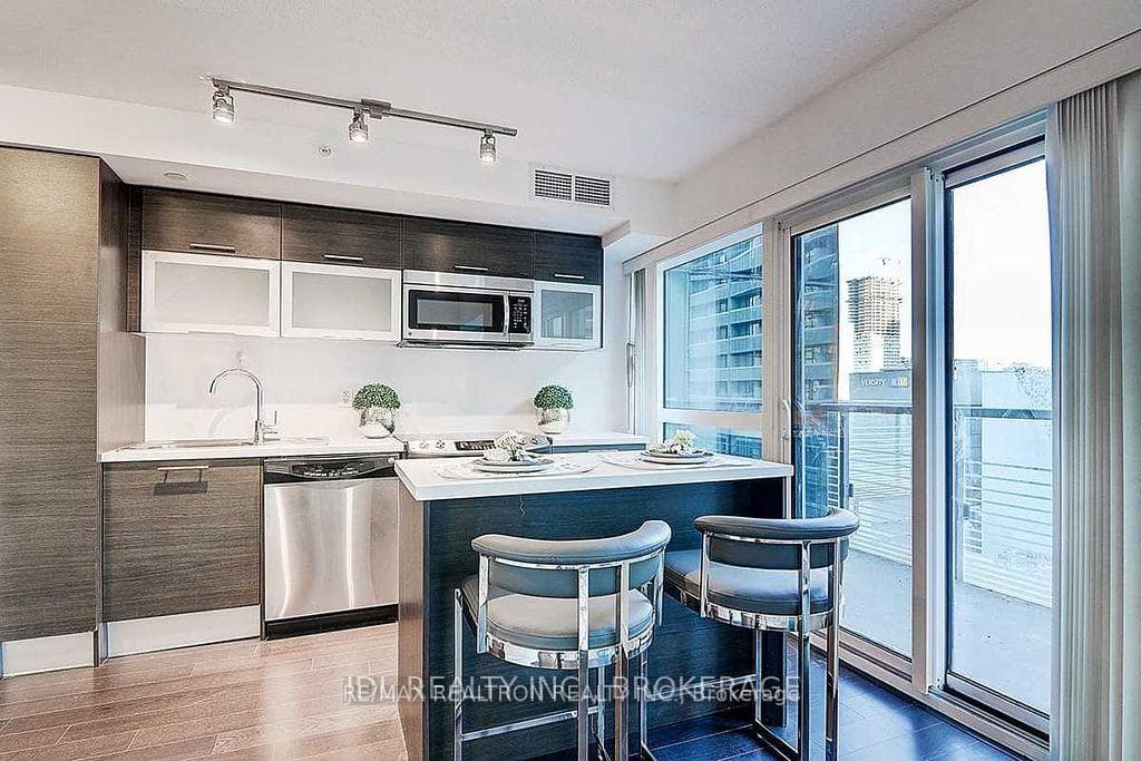 386 Yonge Street Unit 1112 photo 10