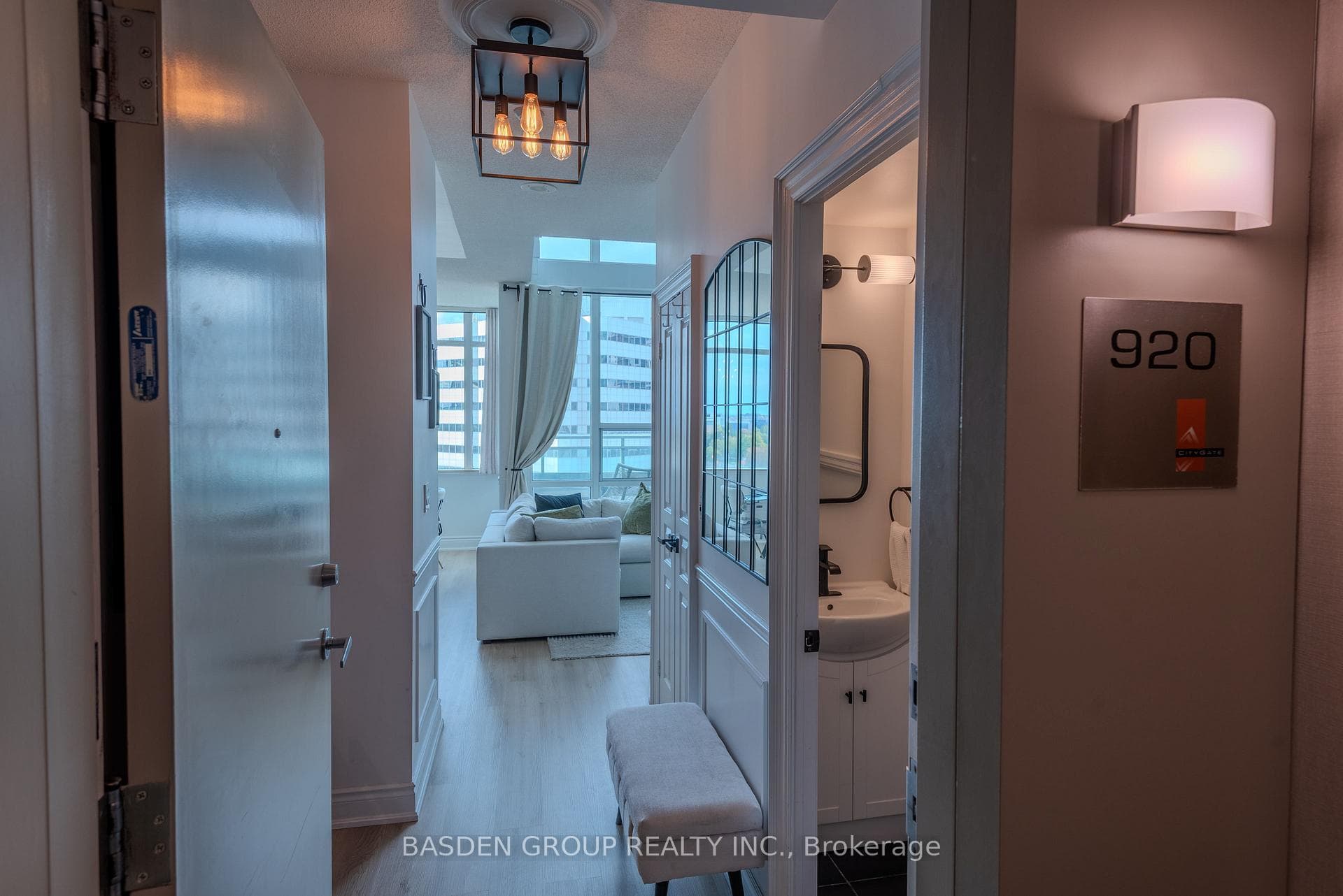 220 Burnhamthorpe Road Unit 920 photo 5