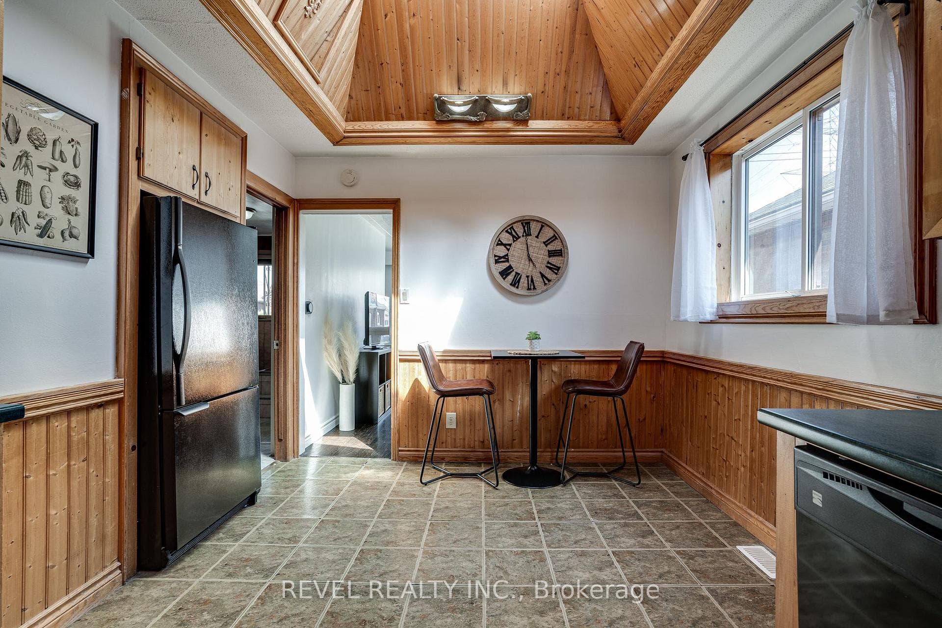 552 Roxborough Avenue photo 7