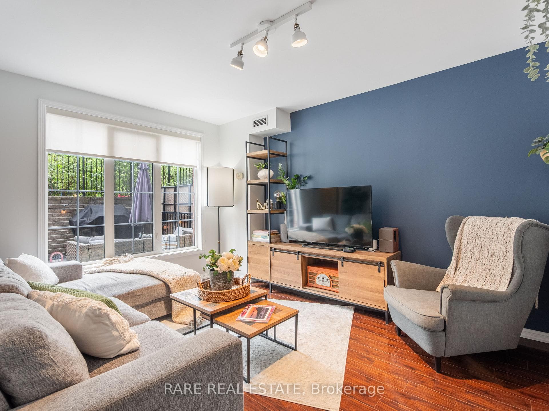 60 Douro Street Unit 106 photo 2