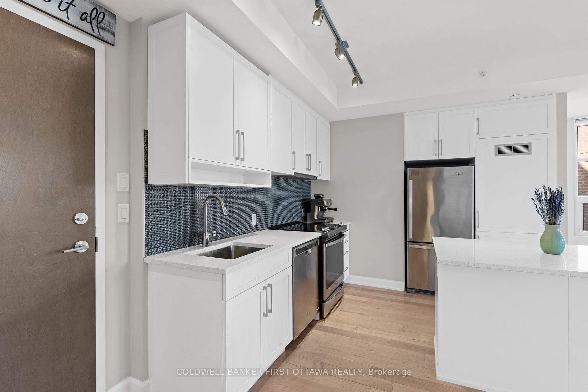 10 ROSEMOUNT Avenue Unit 303 photo 9