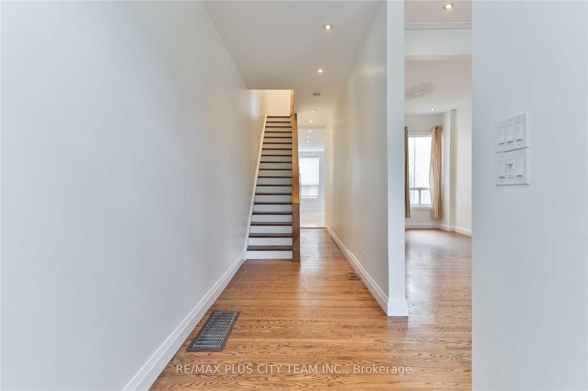 153 Niagara Street Unit Upper photo 4
