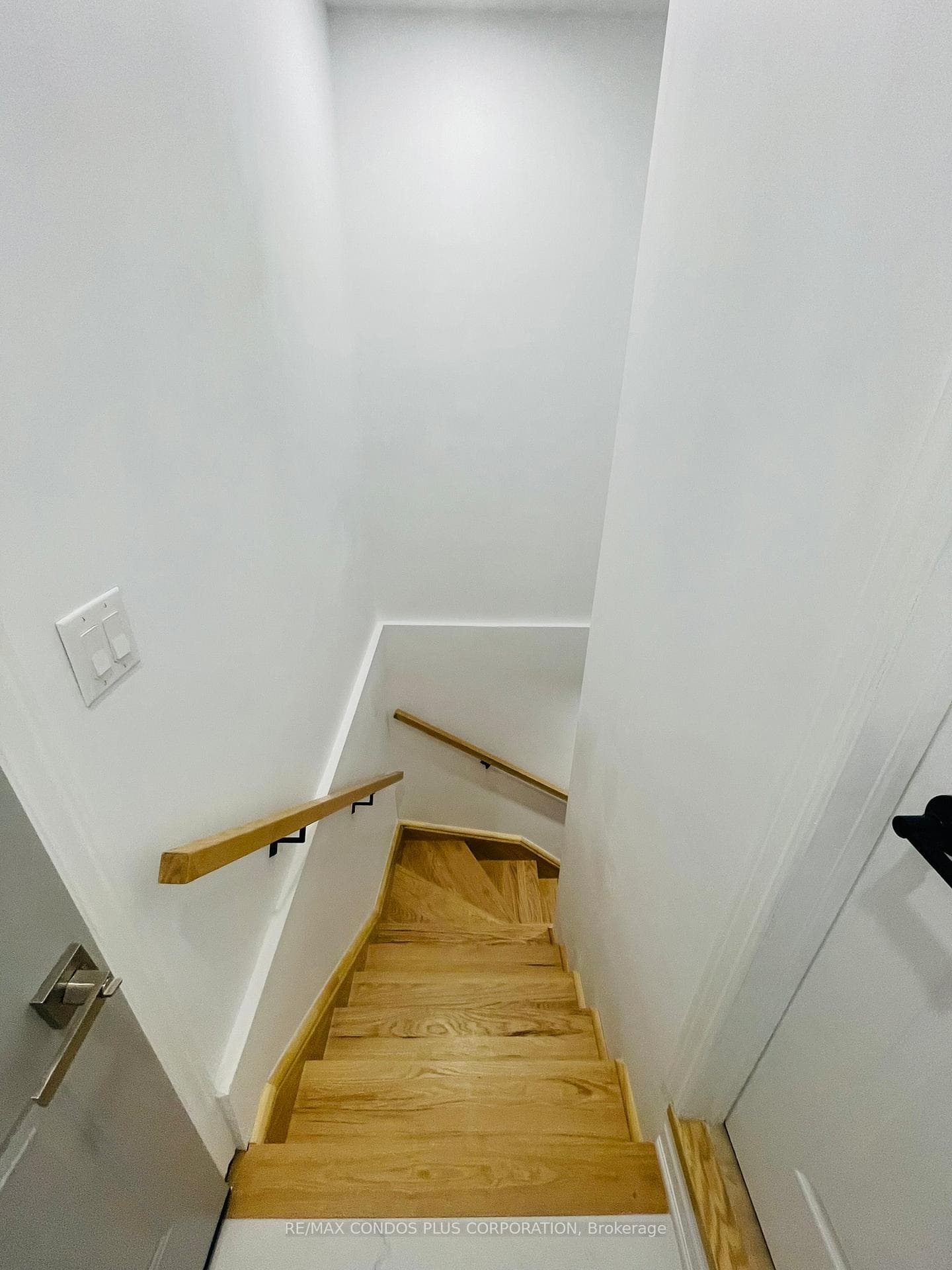 208 Willowbrook Road Unit Lower photo 3