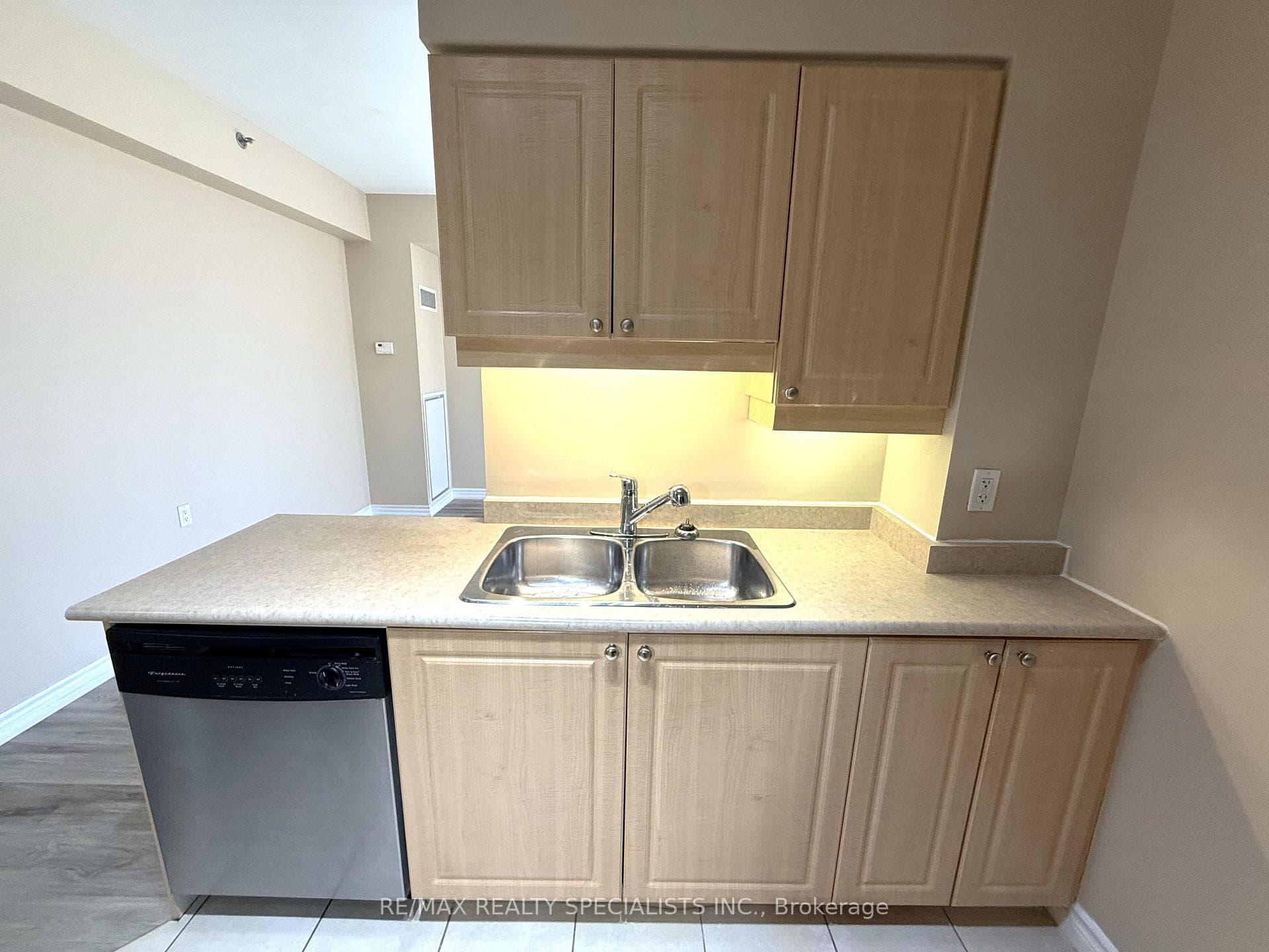 830 Scollard Court Unit 305 photo 9