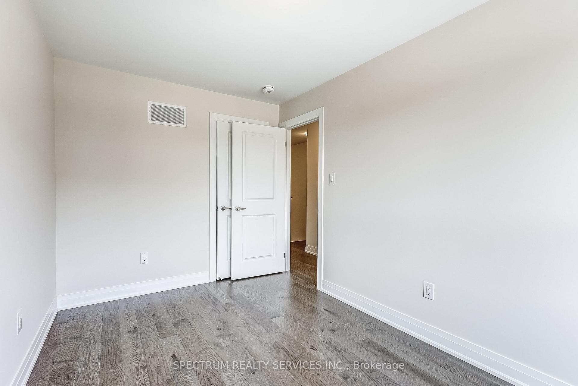 38 Lindcrest Manor photo 17