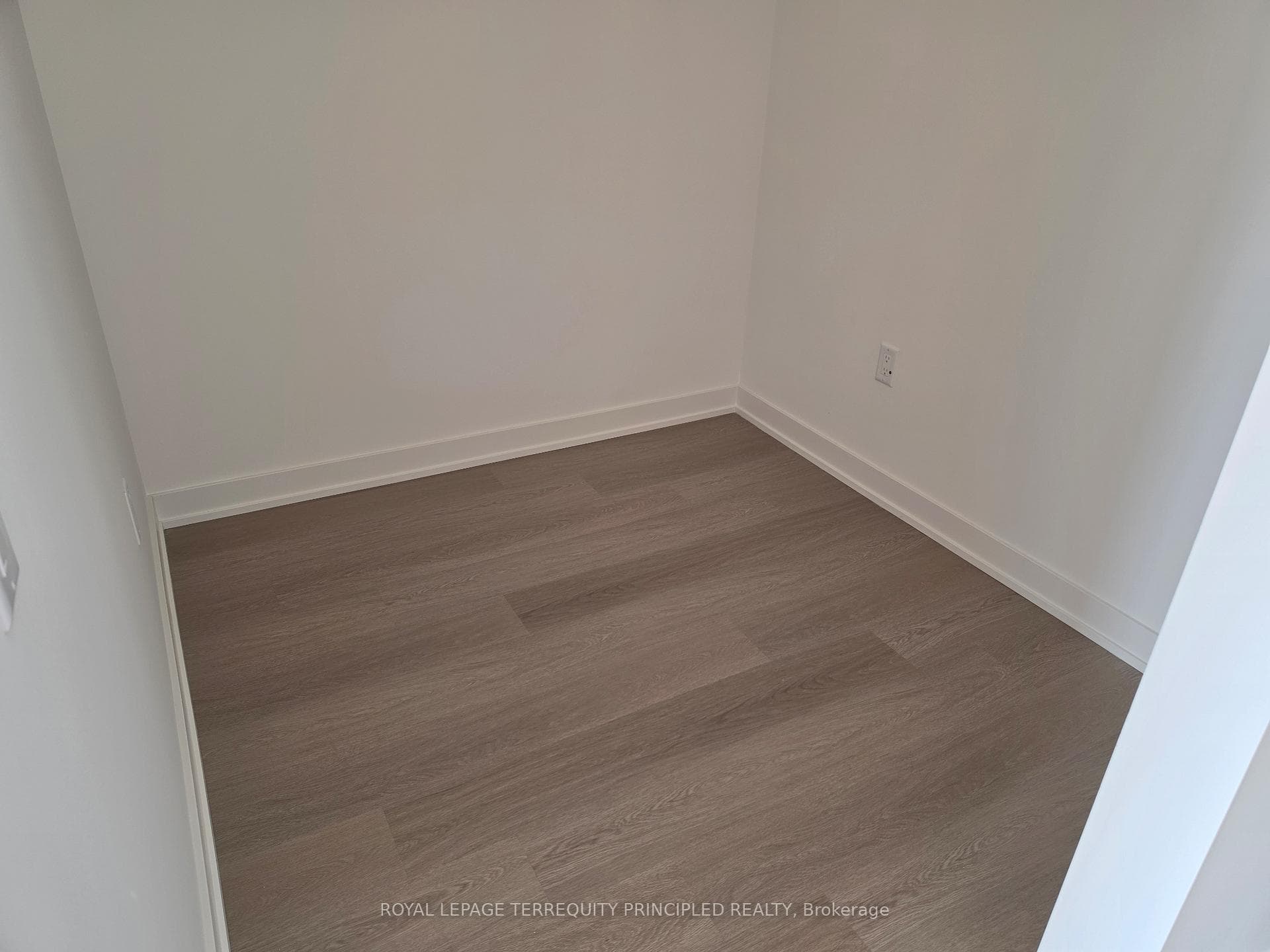 448 Burnhamthorpe Road Unit 517 photo 13