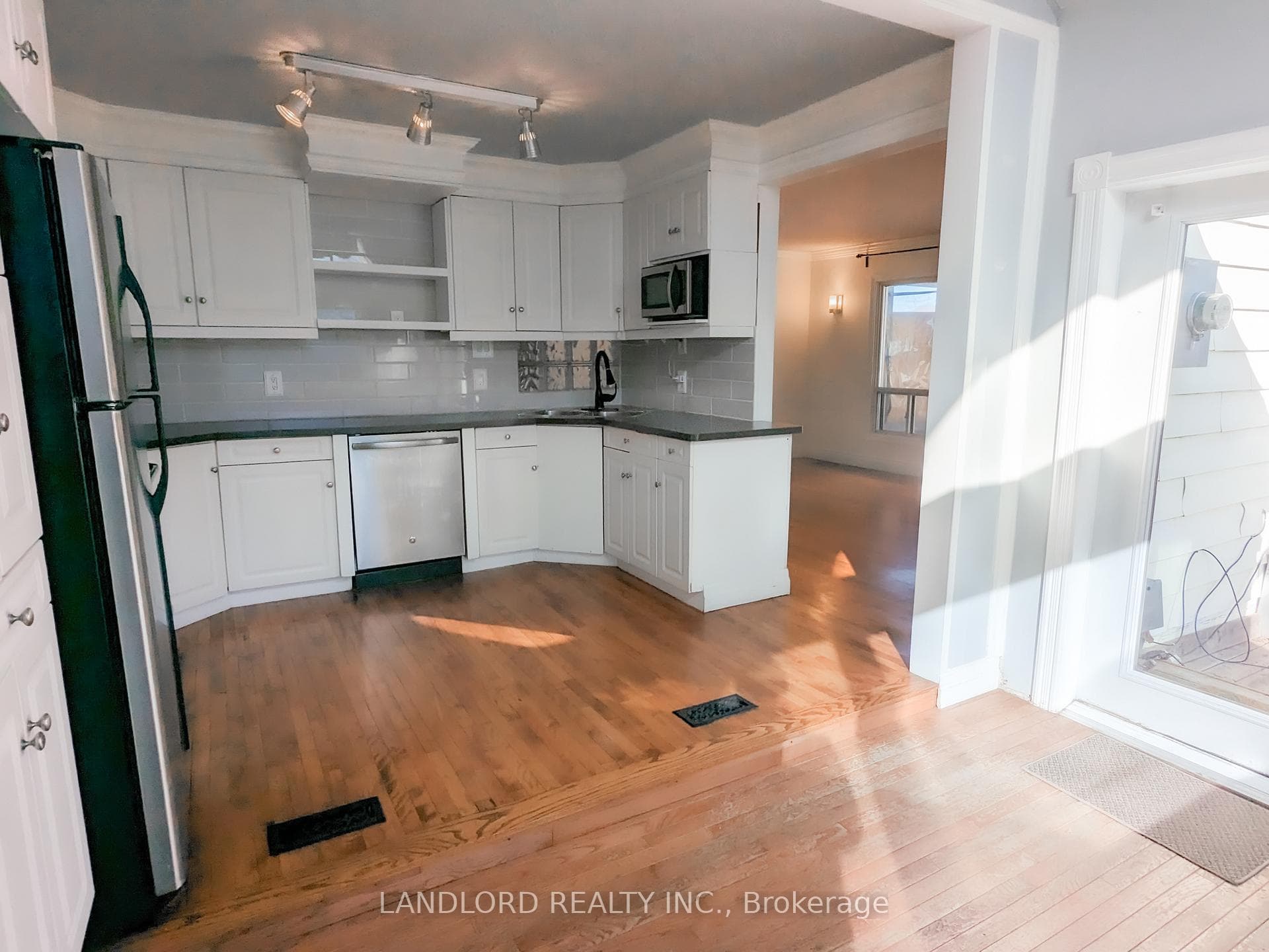 100 Kings Crescent photo 2