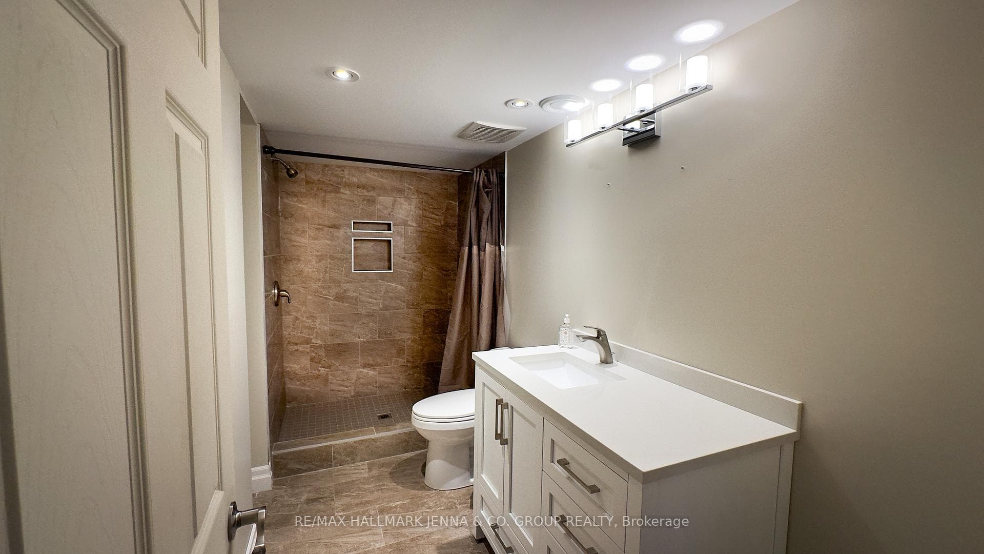 226 Marjan Crescent photo 30