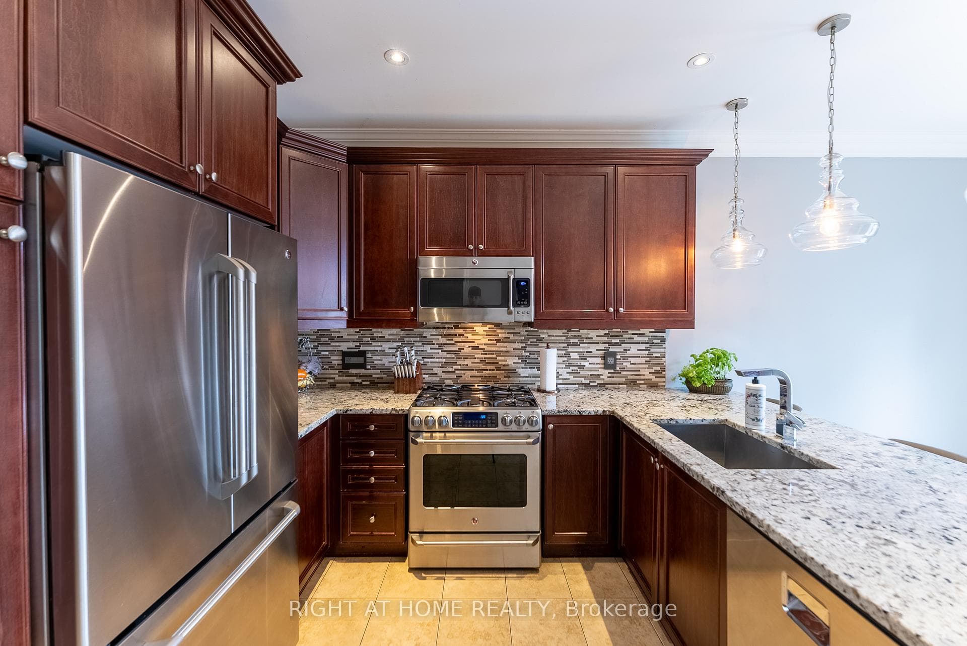 1660 Moyer Avenue photo 13