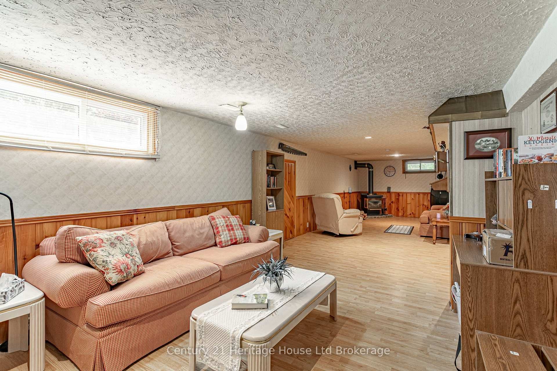 694 Queen Street photo 21